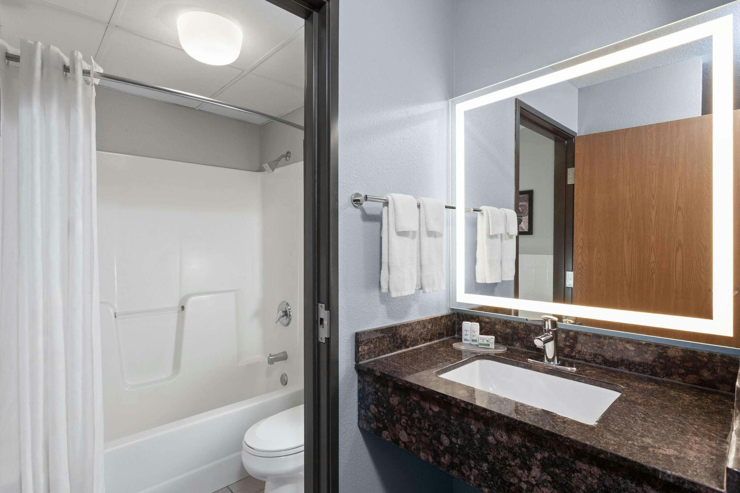 Hotel AmericInn West Salem photo 4