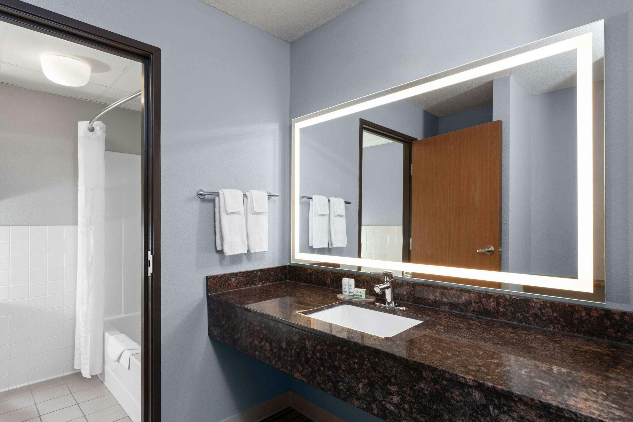 Hotel AmericInn West Salem photo 5