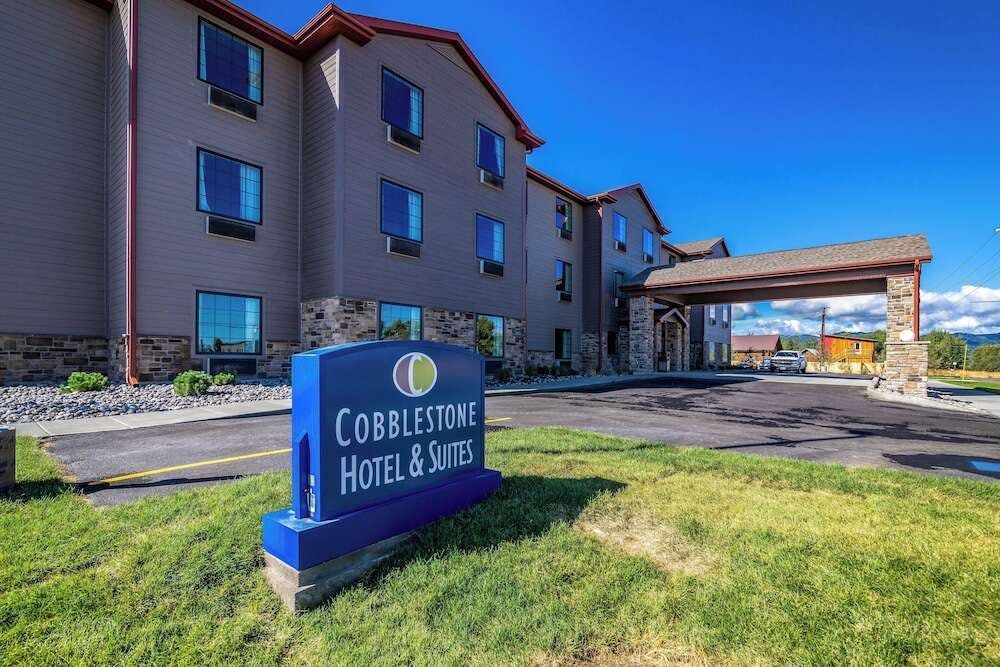 Cobblestone Hotel and Suites Victor
