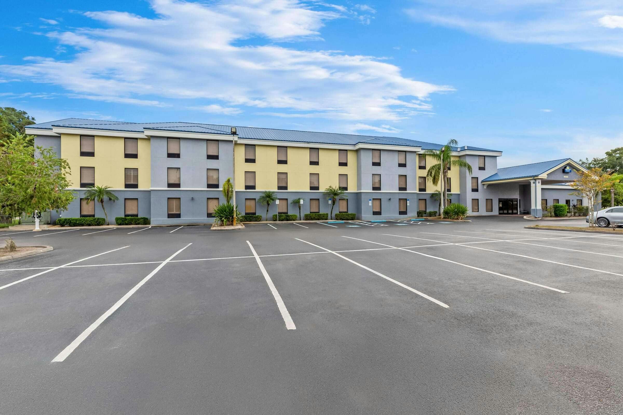 Hotel Days Inn & Suites by Wyndham Lakeland photo 1