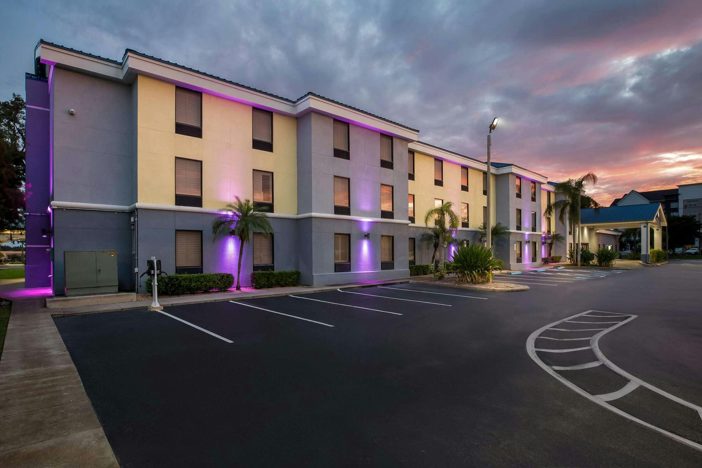 Hotel Days Inn & Suites by Wyndham Lakeland photo 3