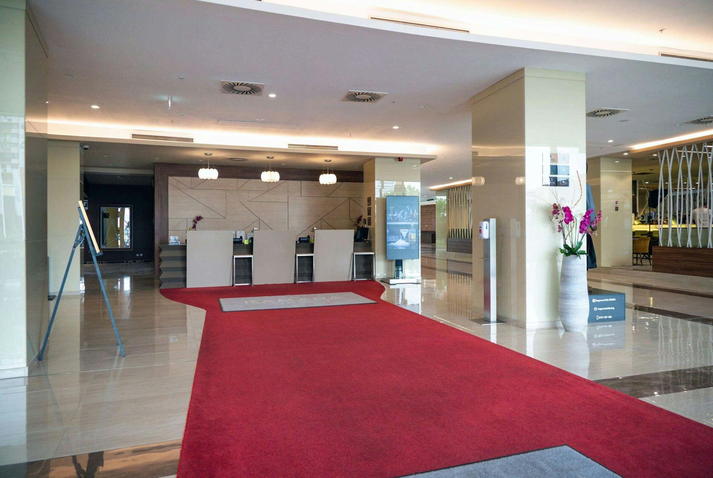 Hotel Ramada Plaza by Wyndham Craiova photo 1