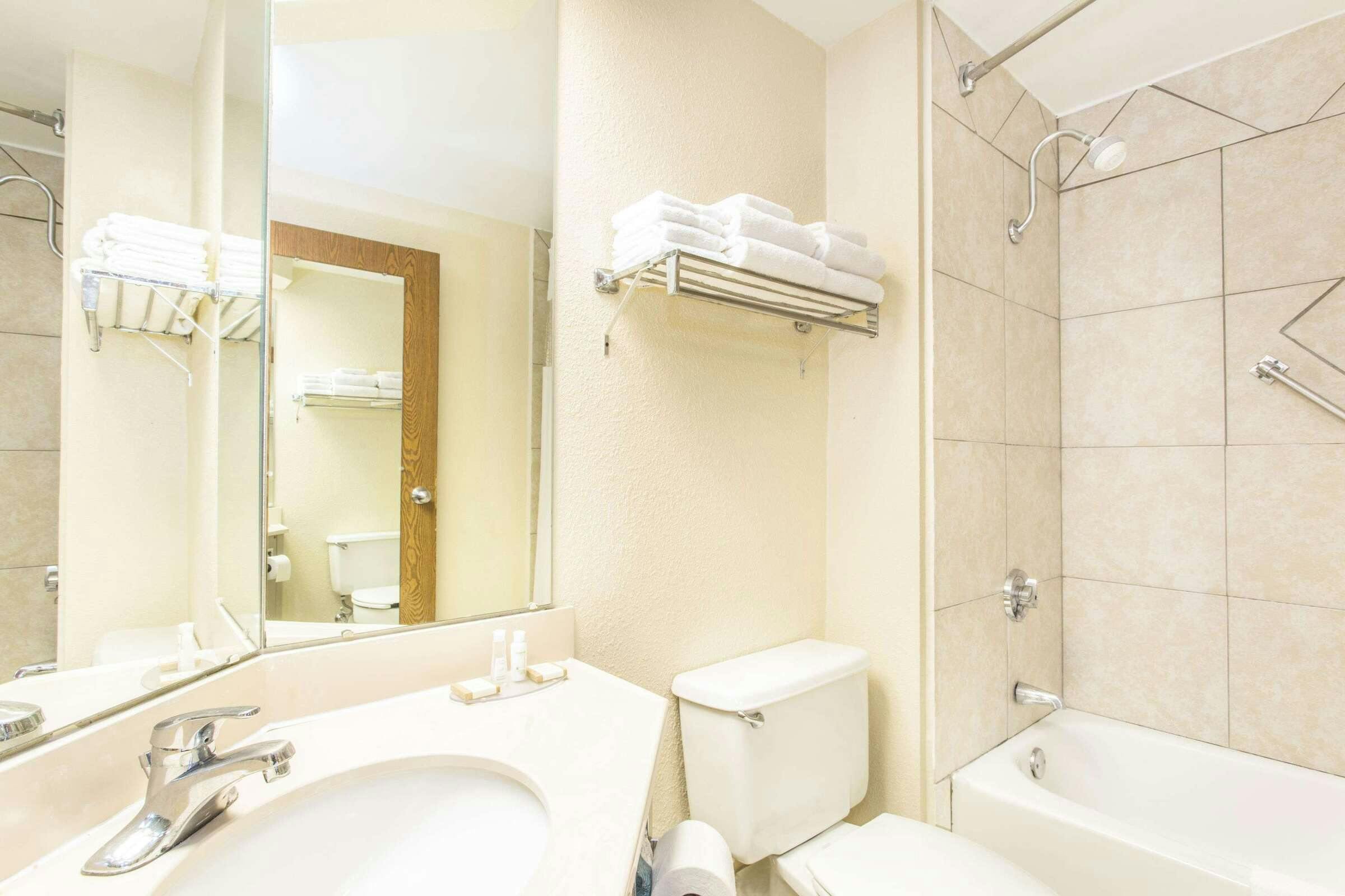 Hotel Baymont Inn Suites Cincinnati photo 1