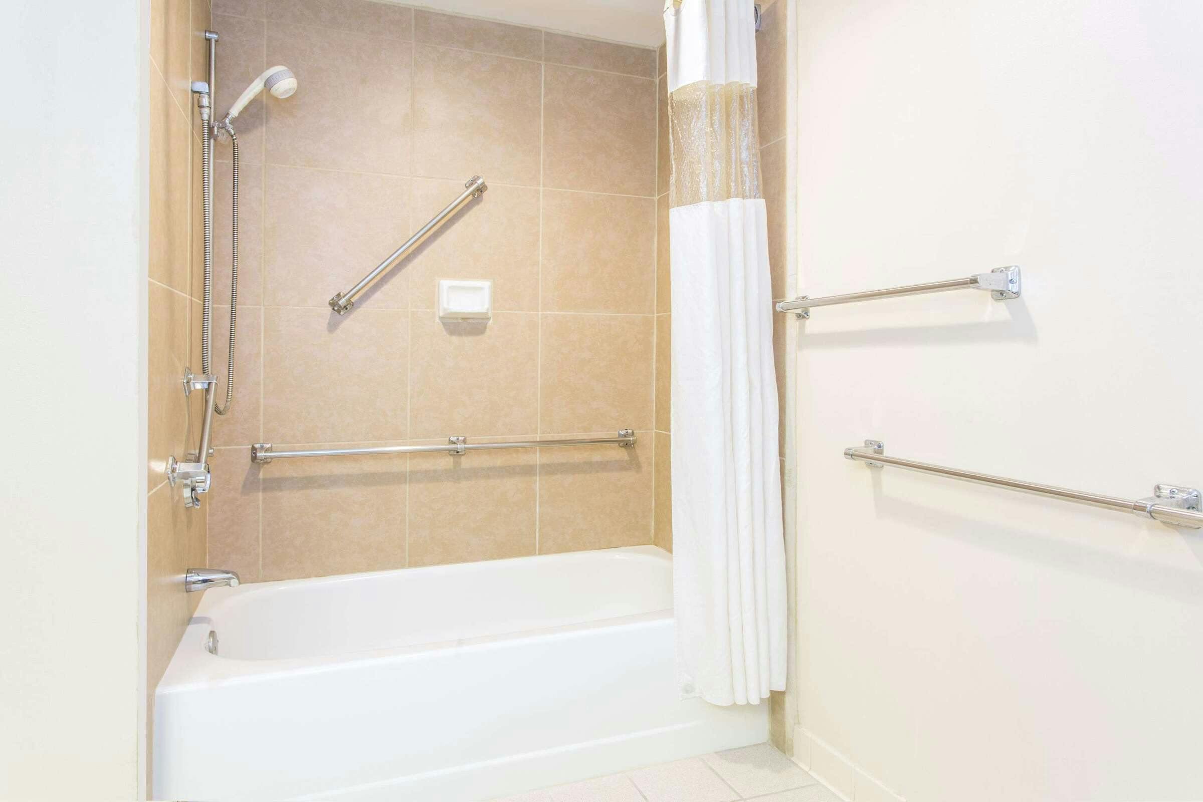 Hotel Baymont Inn Suites Cincinnati photo 2