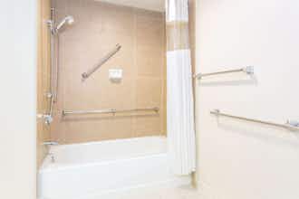 Hotel Baymont Inn Suites Cincinnati photo 2