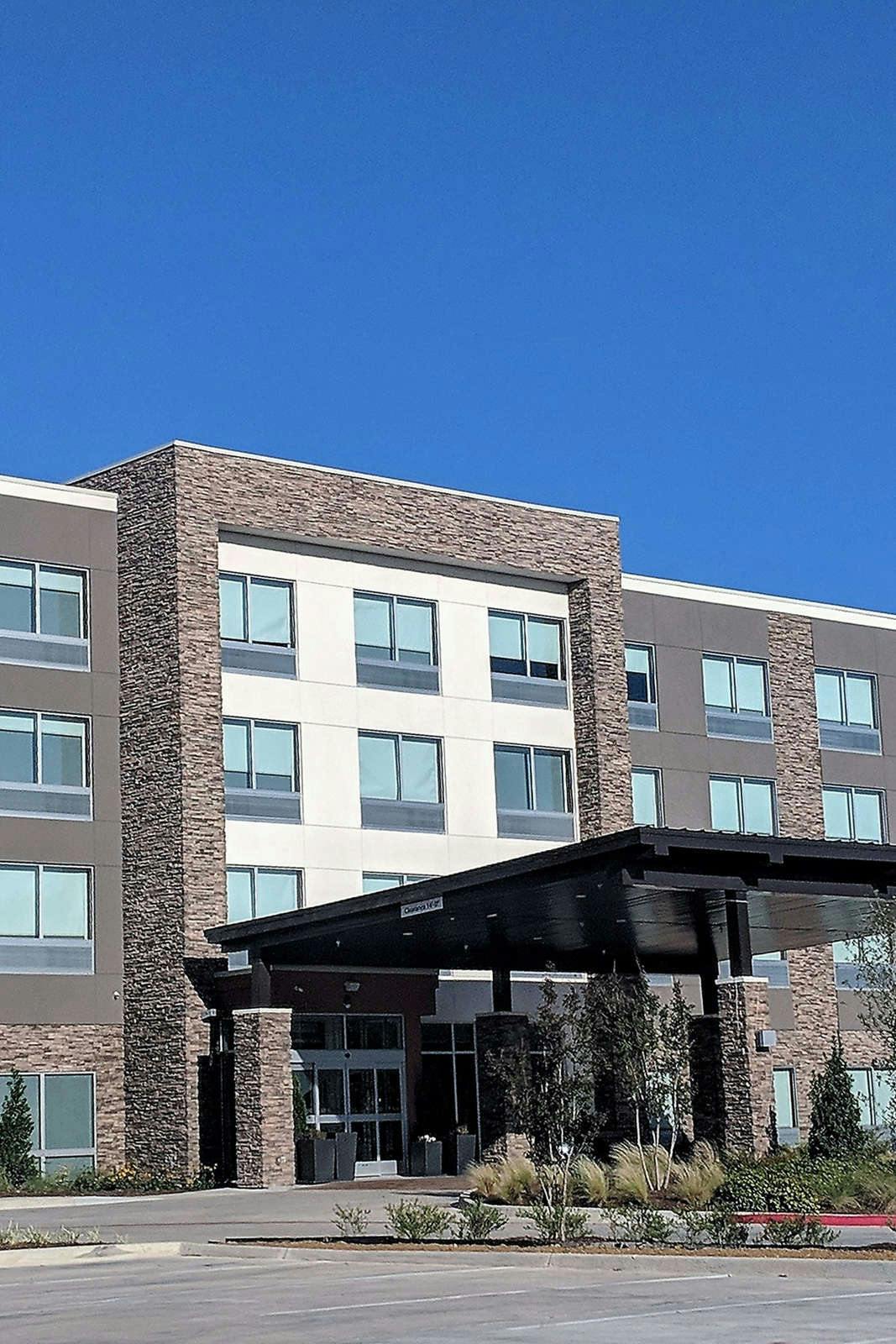 Hotel Holiday Inn Express & Suites Dallas North - Addison photo 4