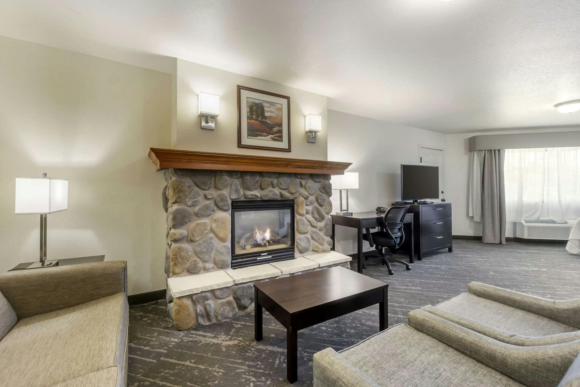 Hotel Best Western Plus Edmonds Harbor Inn photo 1