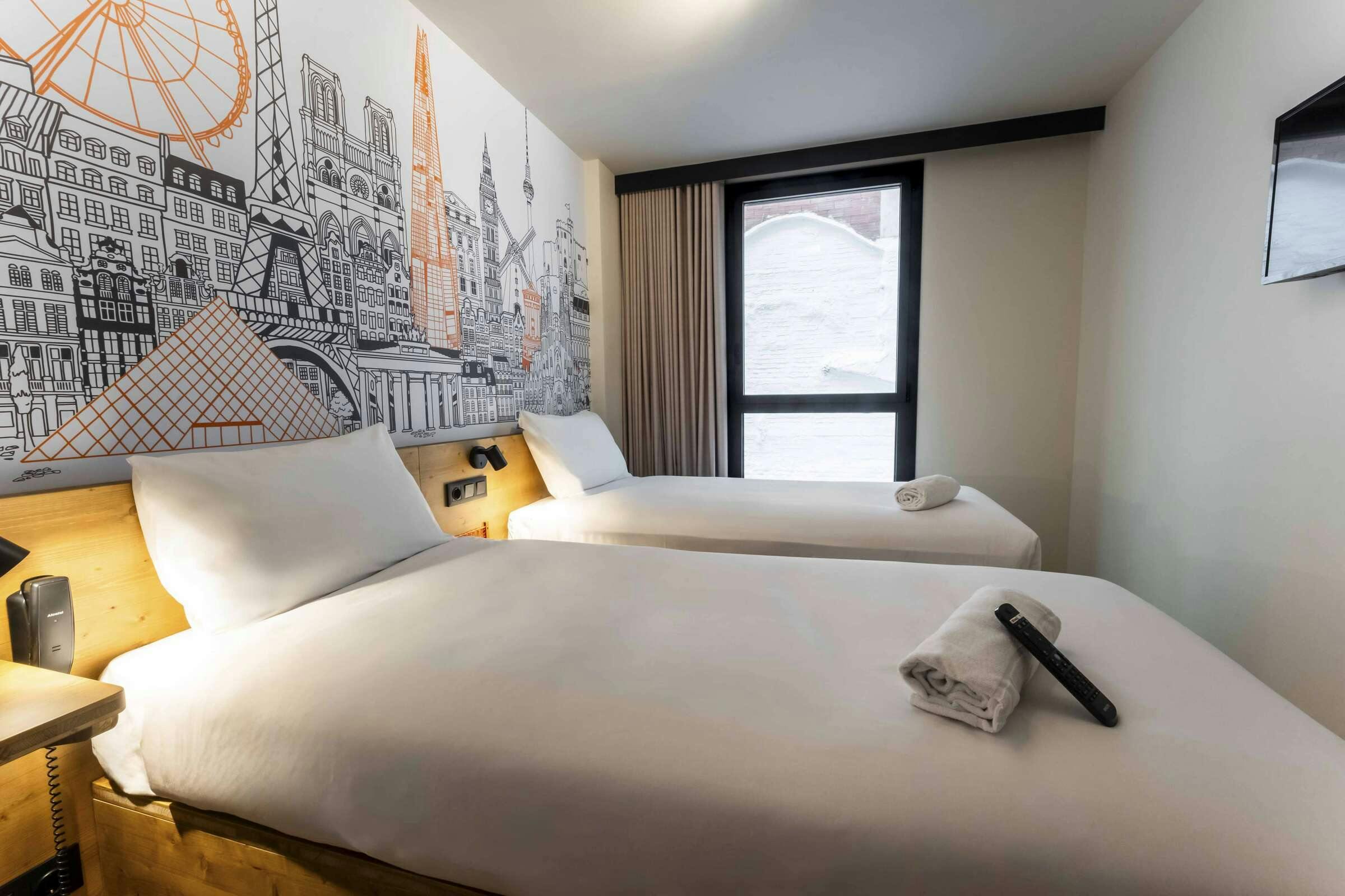 Hotel easyHotel Valencia Ciutat Vella photo 2