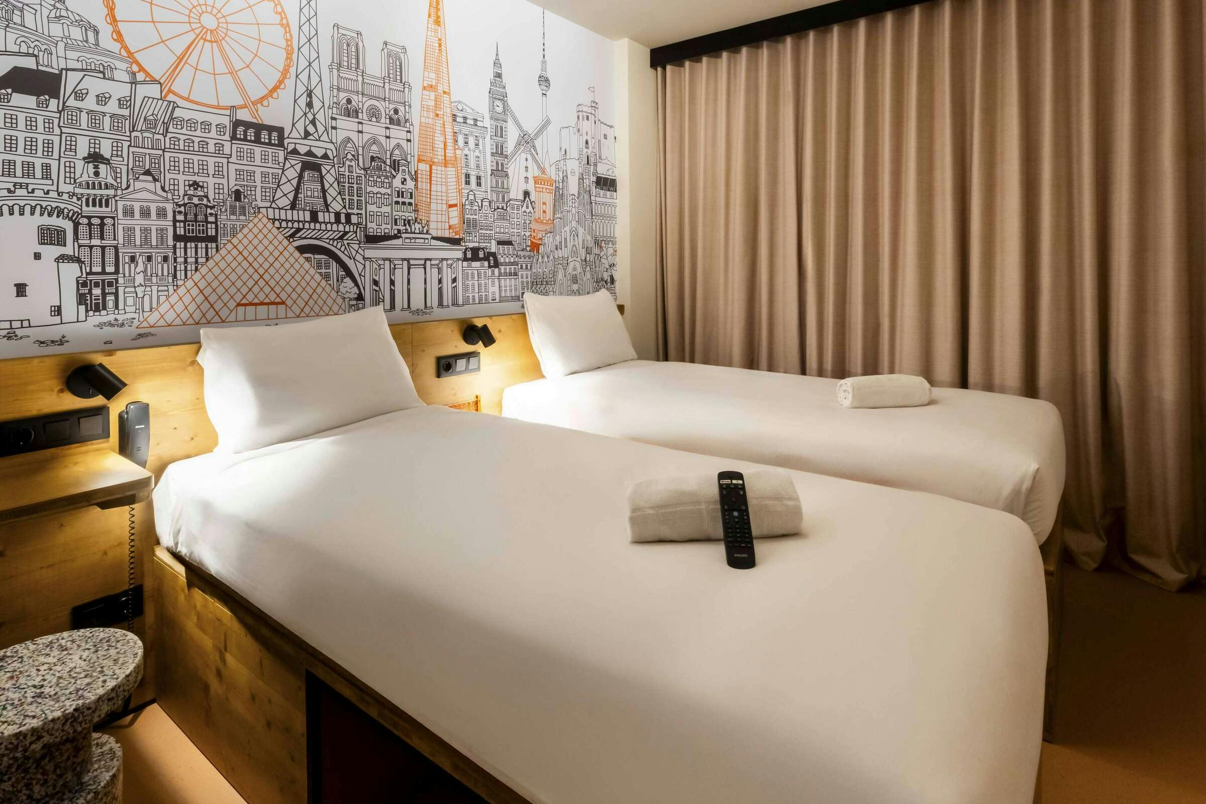 Hotel easyHotel Valencia Ciutat Vella photo 4