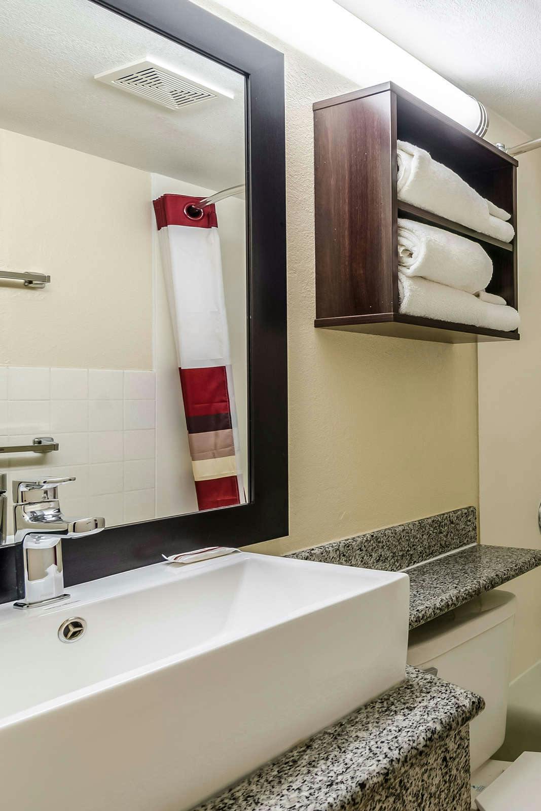 Hotel Red Roof PLUS+ Wichita East photo 4