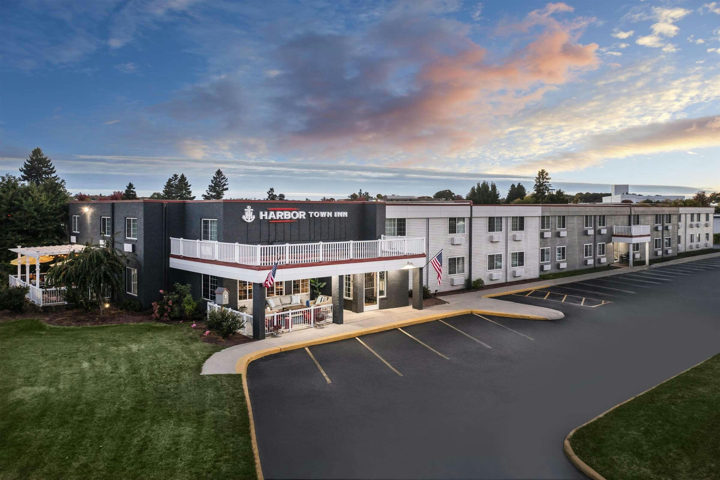 Hotel Harbor Town Inn, Bw Signature Collection photo 1