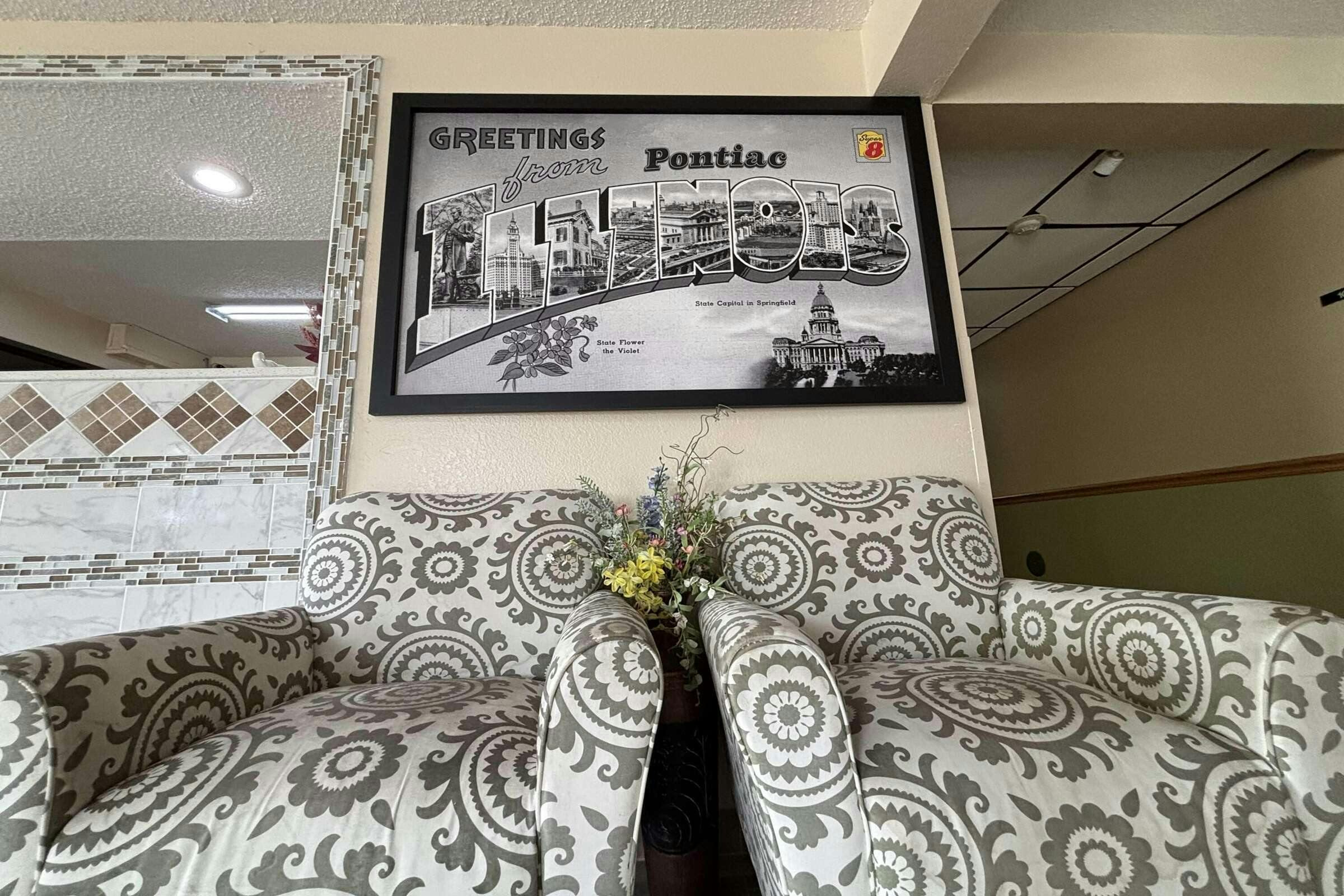 Hotel Super 8 by Wyndham Pontiac photo 1