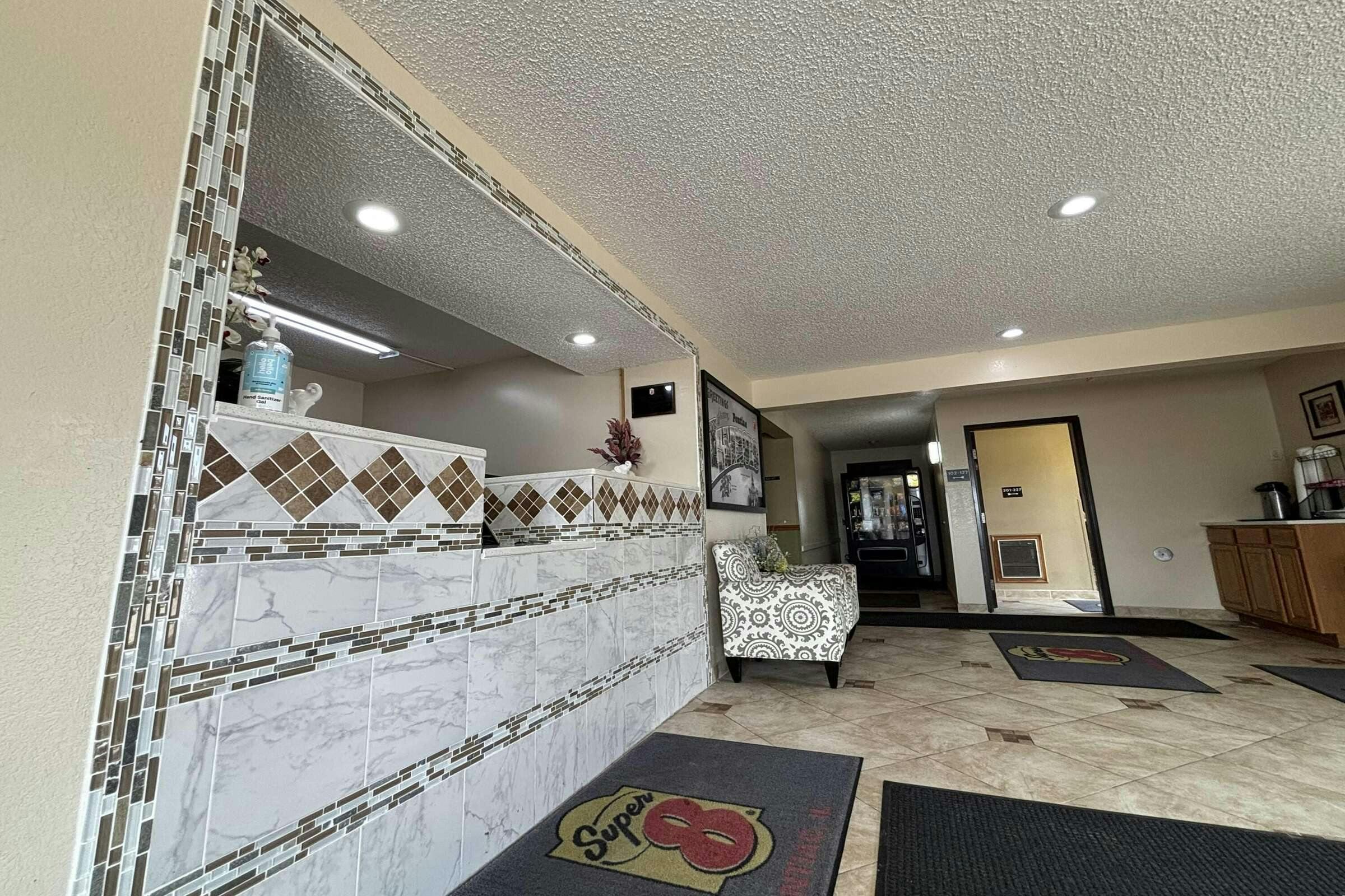 Hotel Super 8 by Wyndham Pontiac photo 2