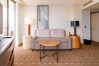 Hotel Embassy Suites by Hilton Waikiki Beach Walk photo 4