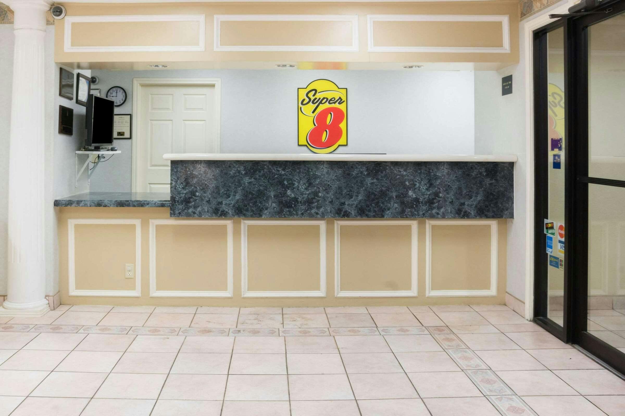 Hotel Super 8 Sealy photo 1