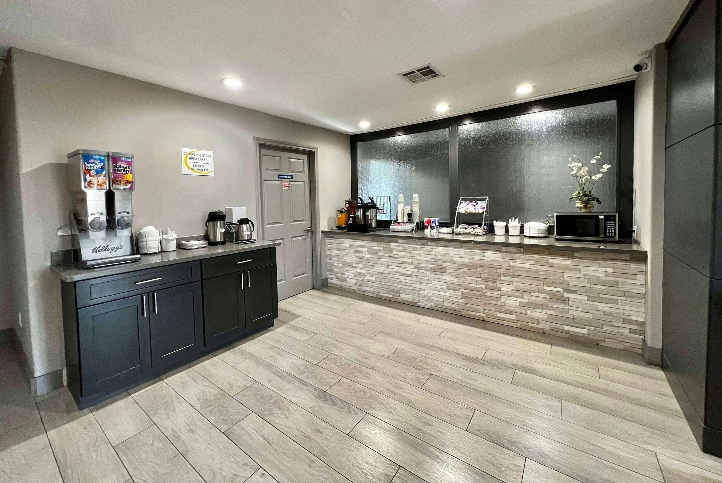 Hotel Super 8 Sealy photo 3