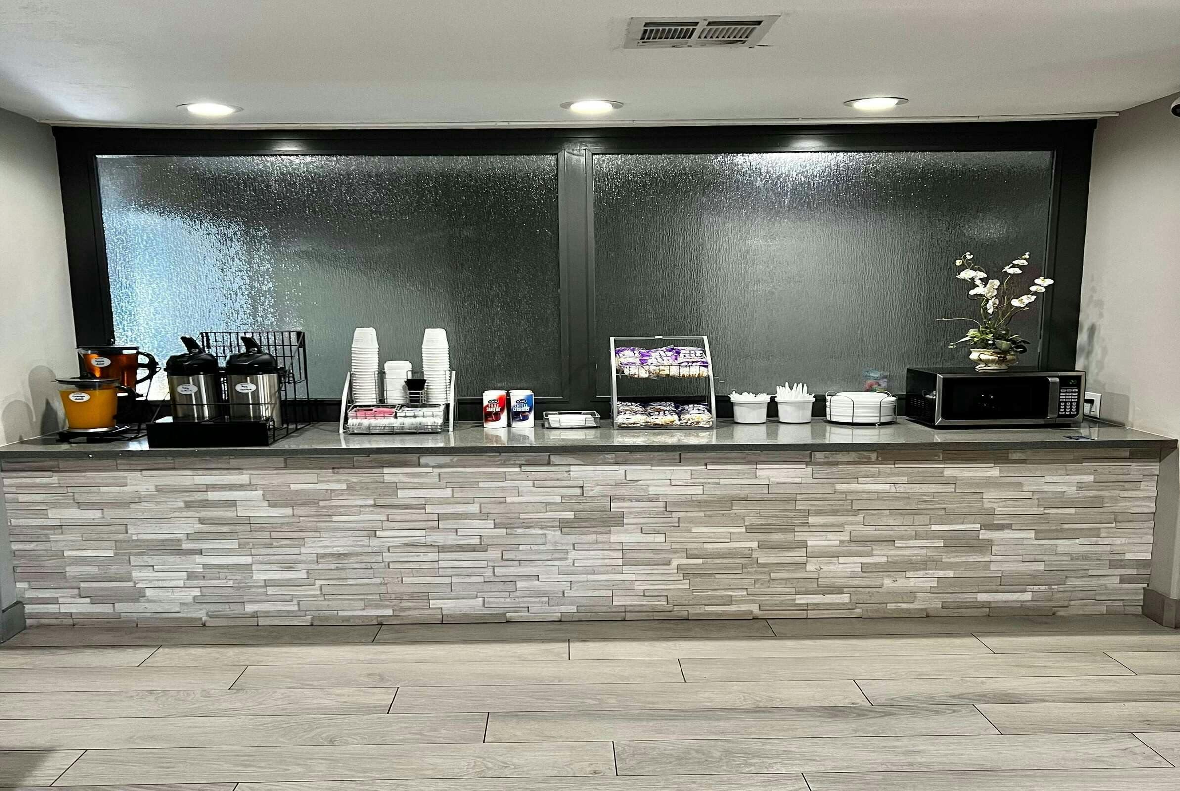 Hotel Super 8 Sealy photo 5