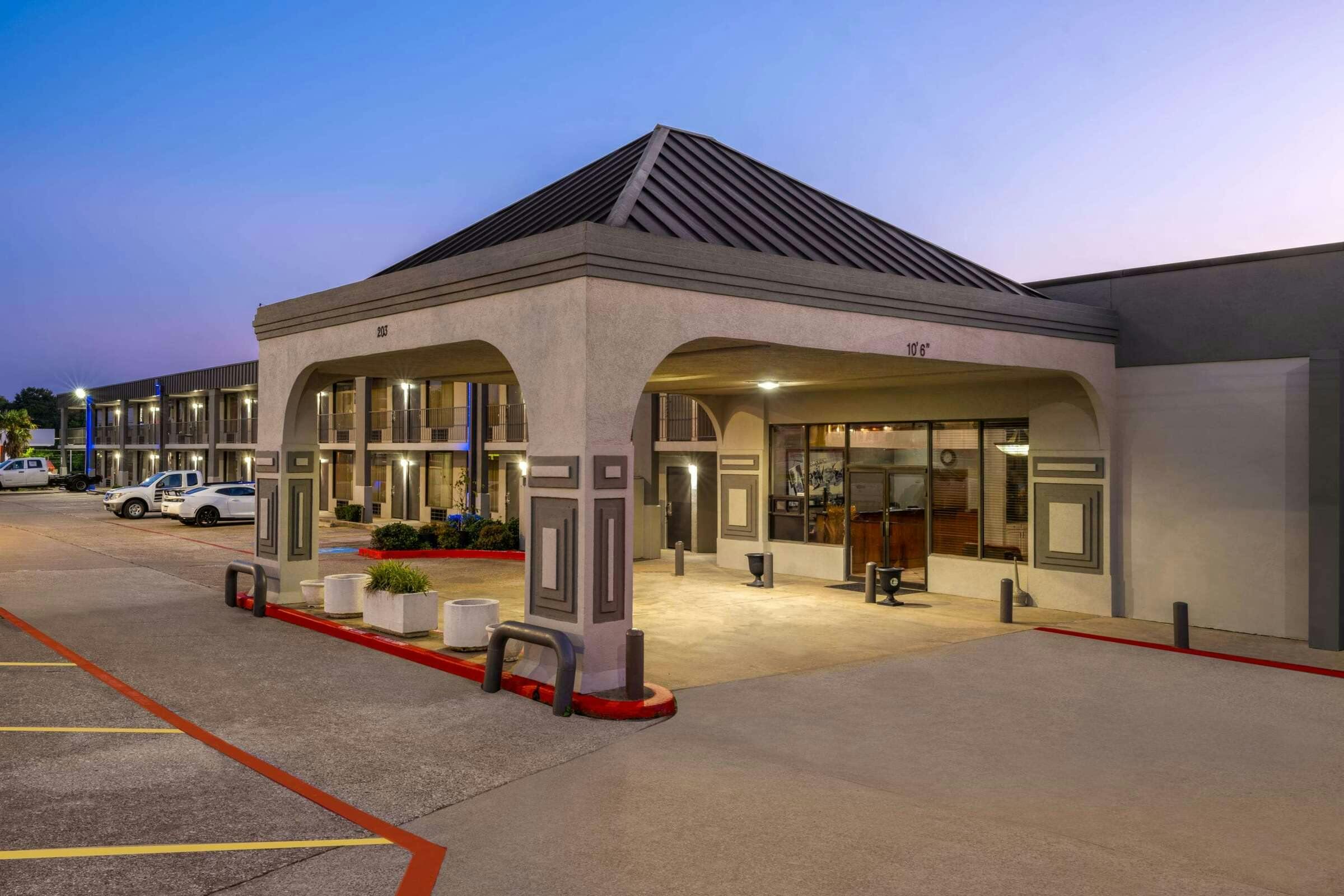 Hotel Super 8 Longview North photo 1