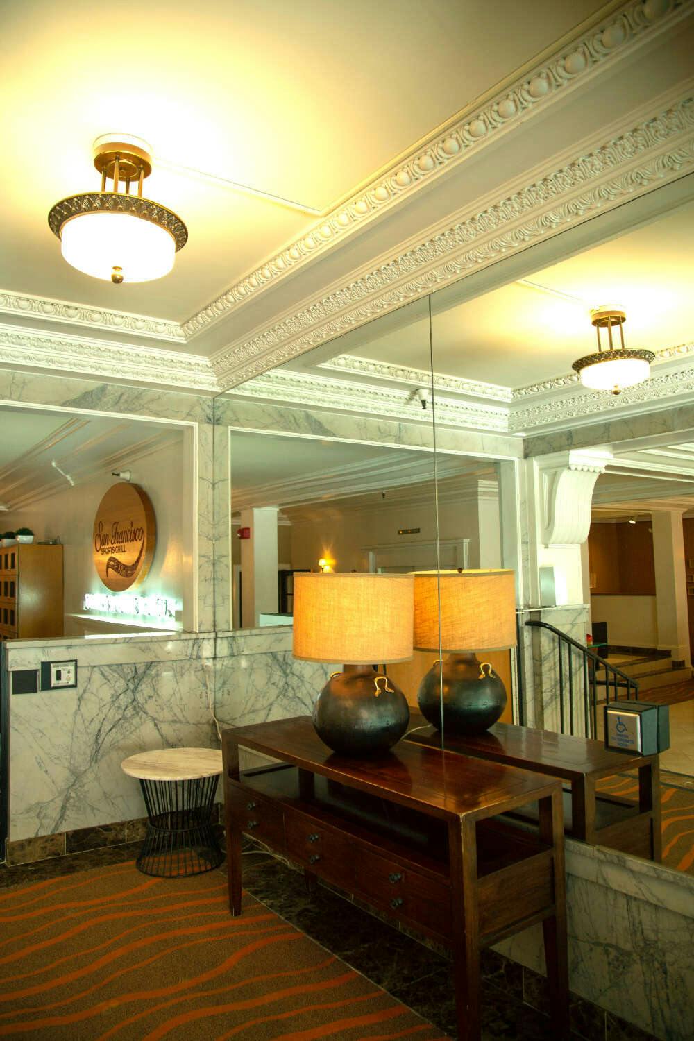 Hotel Executive Hotel Vintage Court photo 2