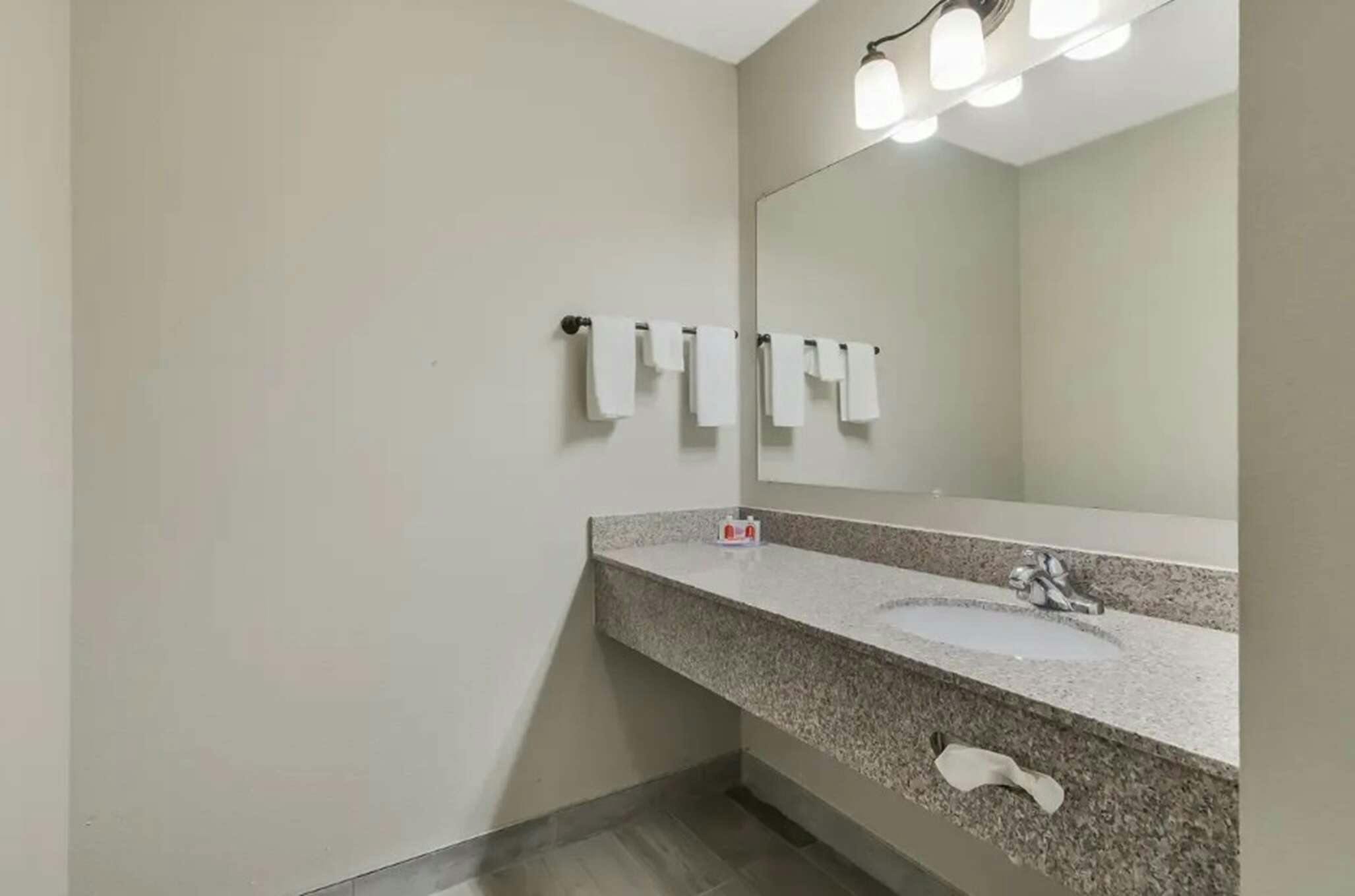 Hotel Econo Lodge Inn & Suites Yankton, SD photo 3