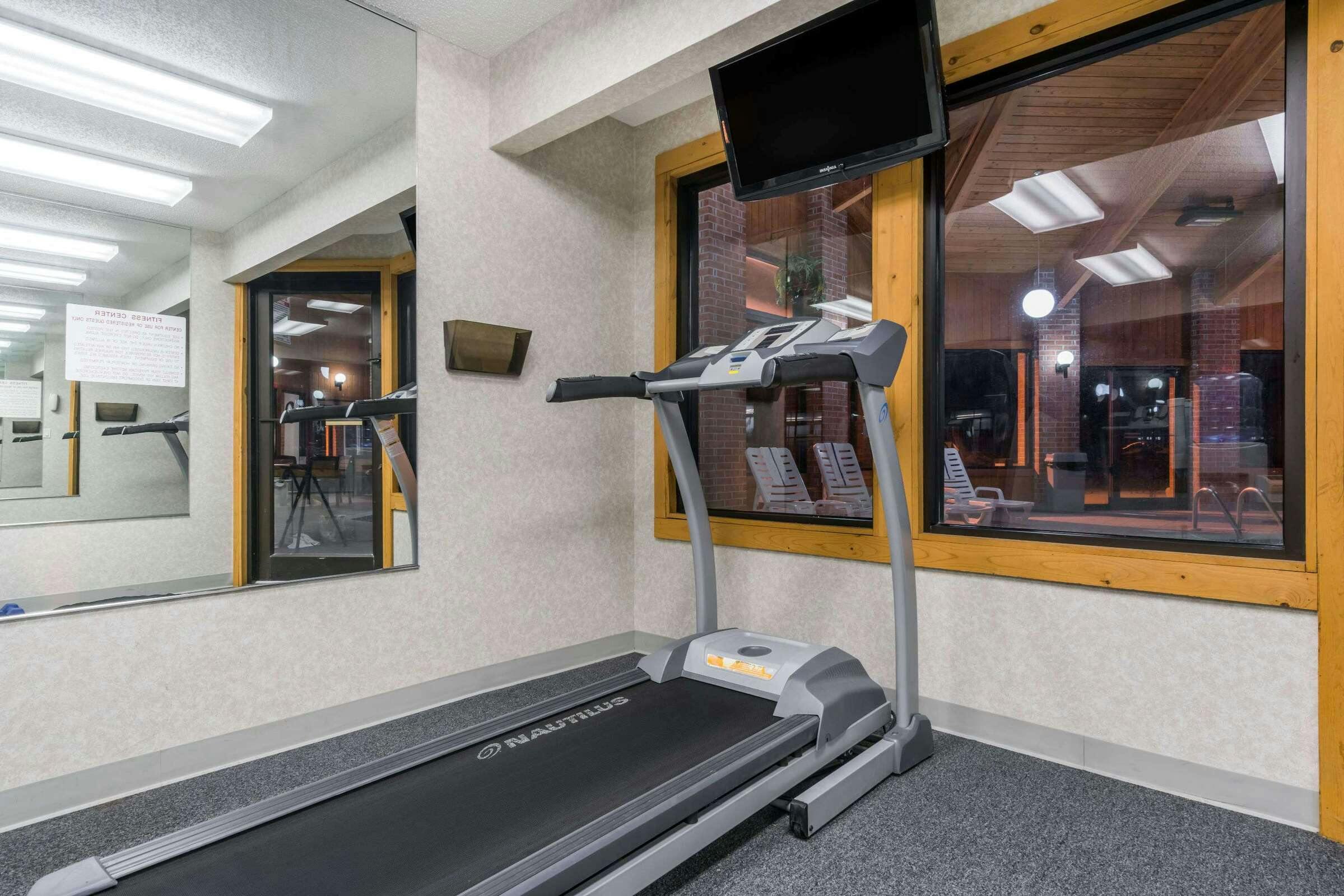 Hotel Baymont Inn Suites Marshfield photo 3