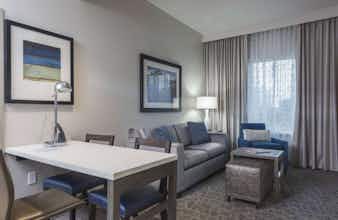 Hotel Embassy Suites by Hilton The Woodlands at Hughes Landing photo 5