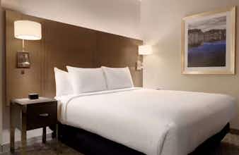 Hotel Embassy Suites by Hilton The Woodlands at Hughes Landing photo 3
