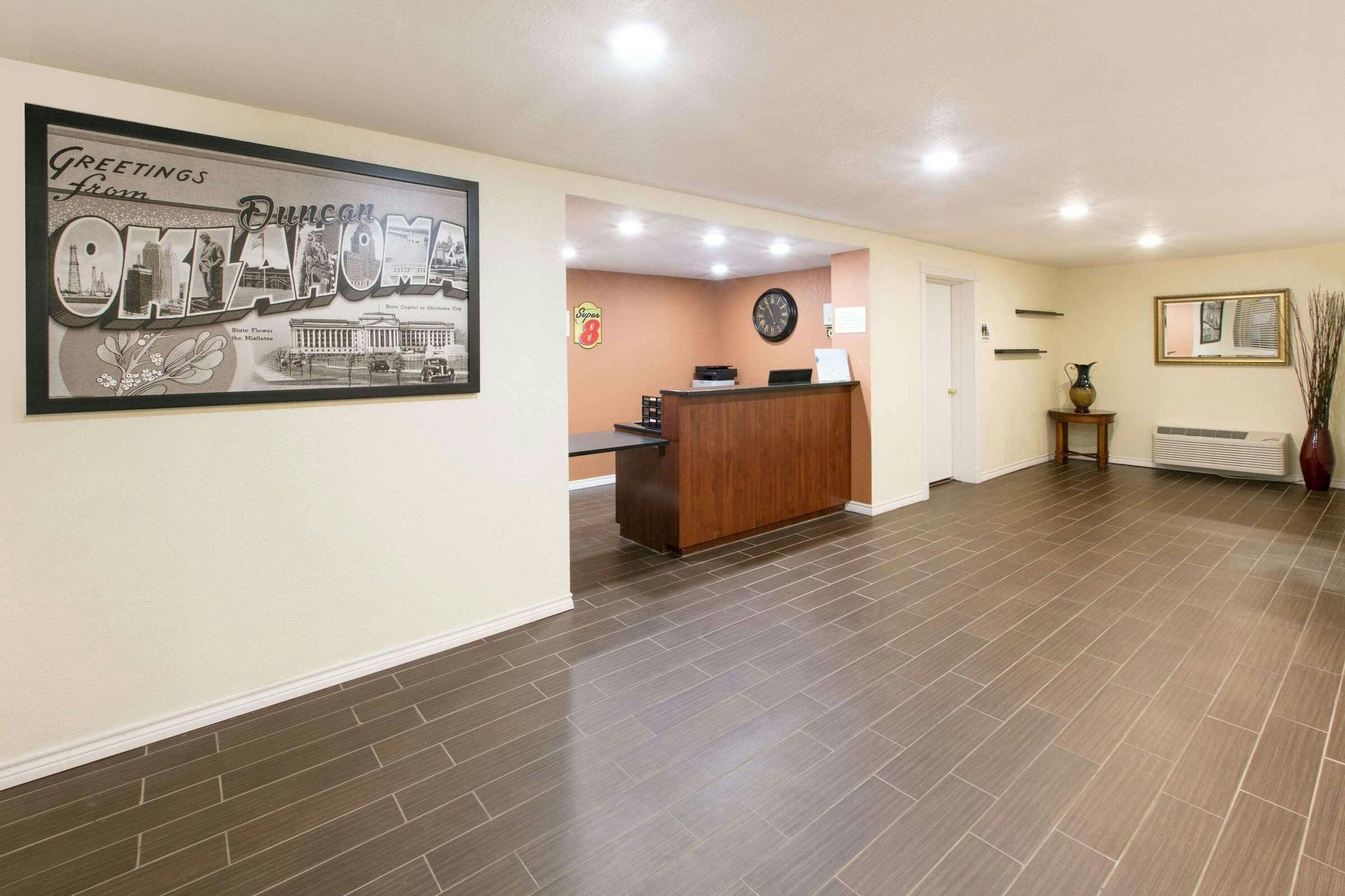 Hotel Super 8 by Wyndham Duncan OK photo 1