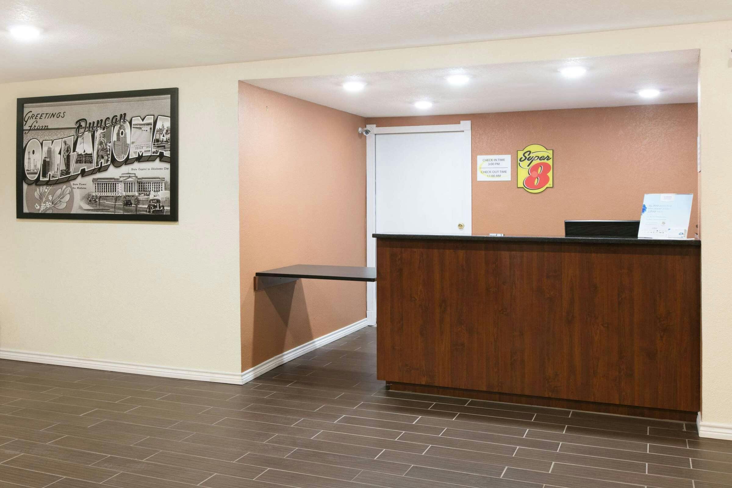 Hotel Super 8 by Wyndham Duncan OK photo 2