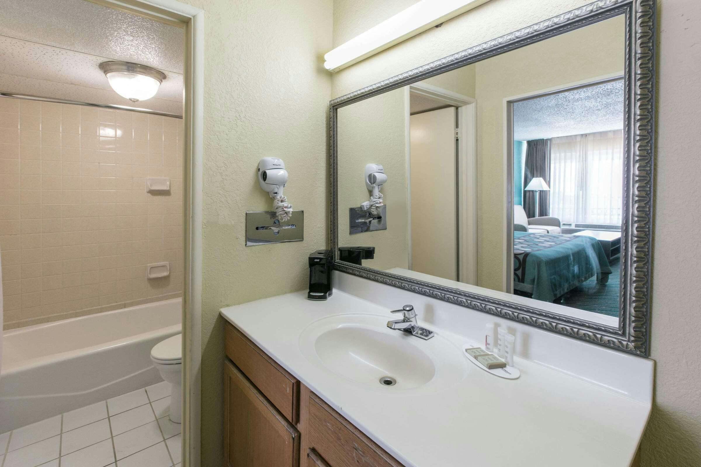 Hotel Super 8 by Wyndham Duncan OK photo 4