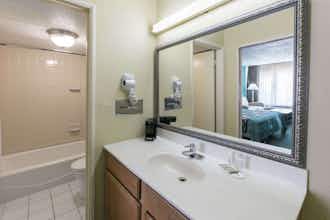 Hotel Super 8 by Wyndham Duncan OK photo 4