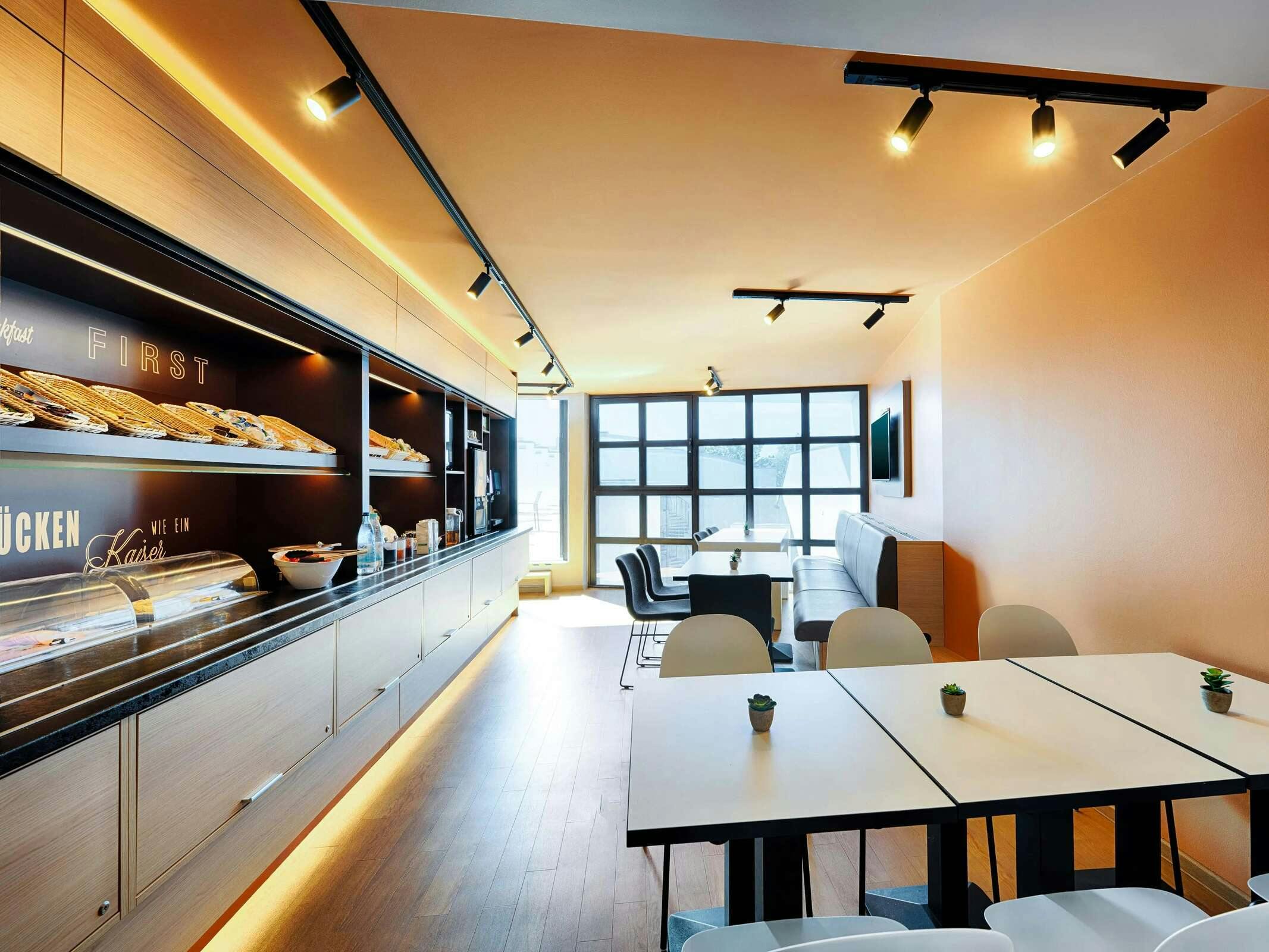 Hotel B&B HOTEL München-Hbf photo 1