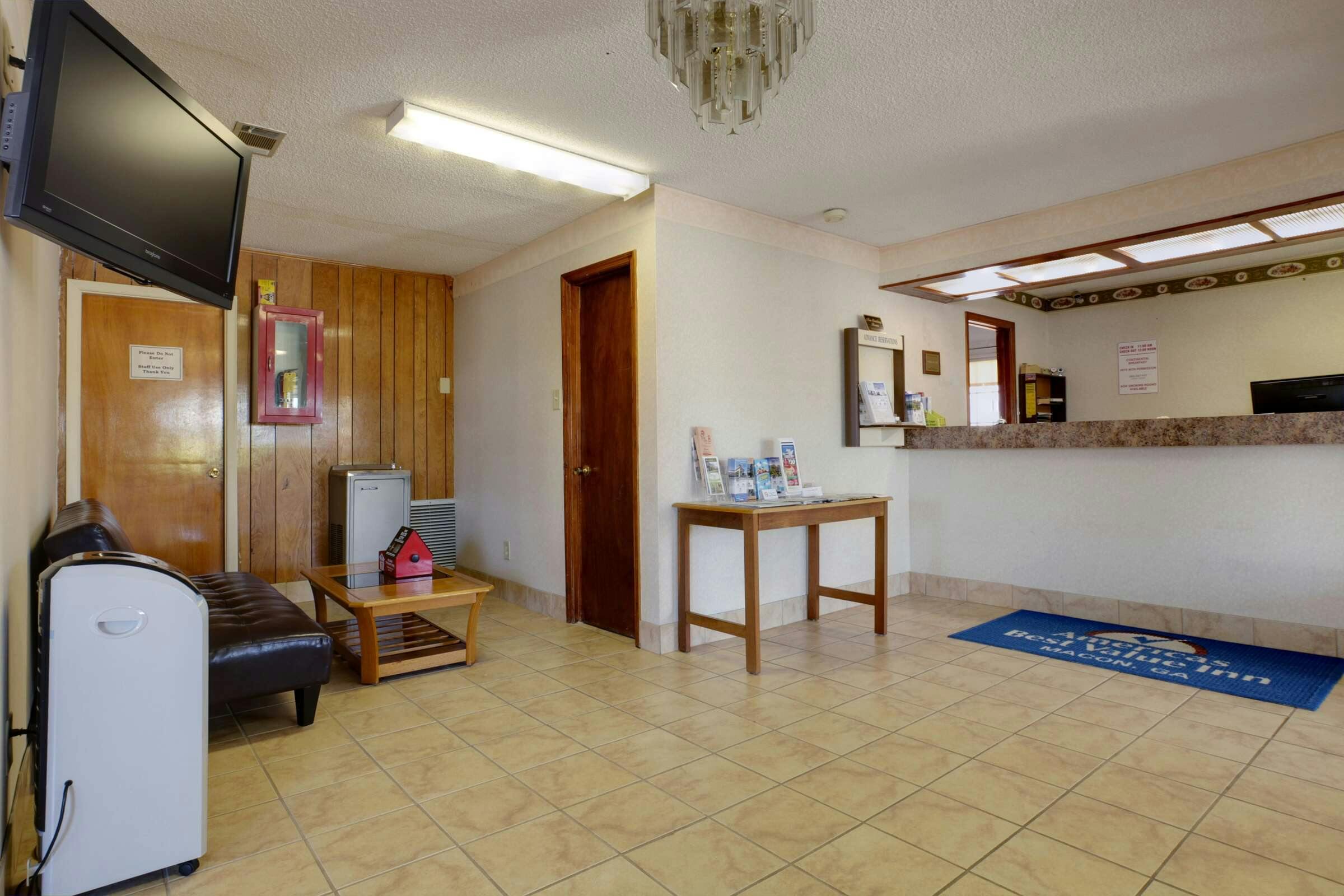 Hotel Americas Best Value Inn & Suites Macon at Eisenhower Pkwy photo 2