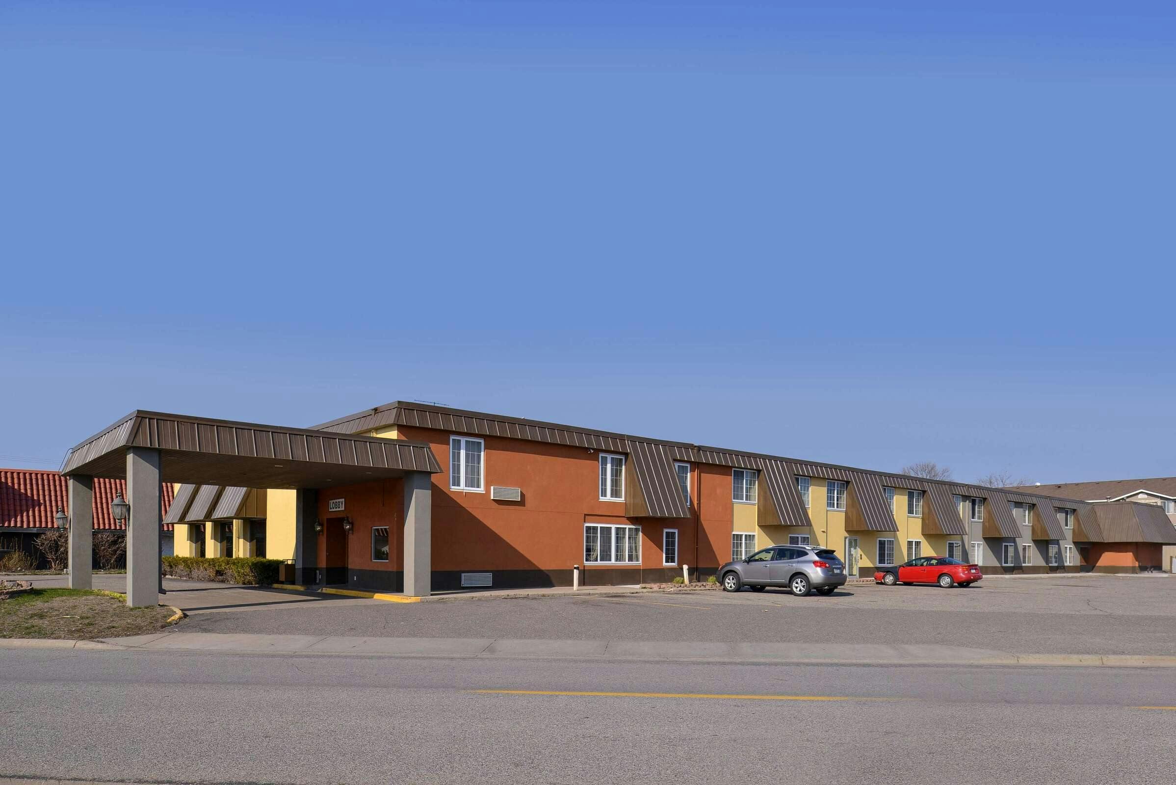 Americas Best Value Inn & Suites St. Cloud