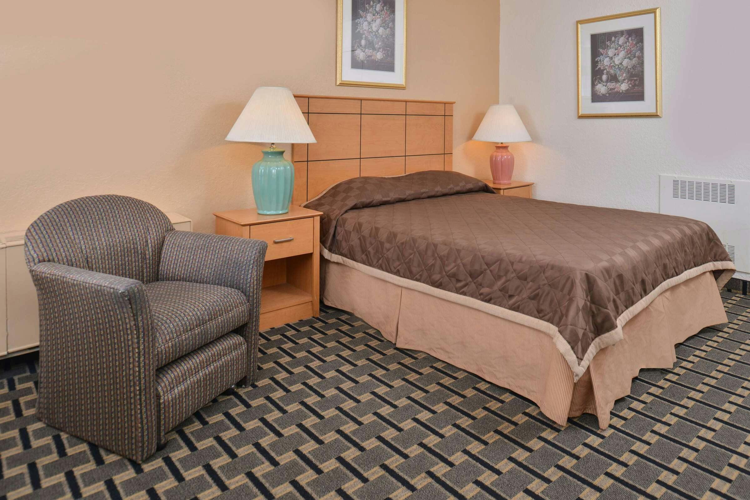 Hotel Americas Best Value Inn & Suites St. Cloud photo 3