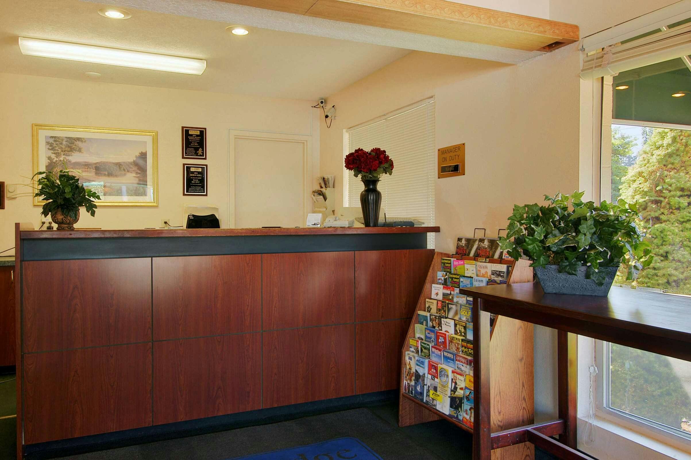 Hotel Knights Inn Salem, OR photo 2