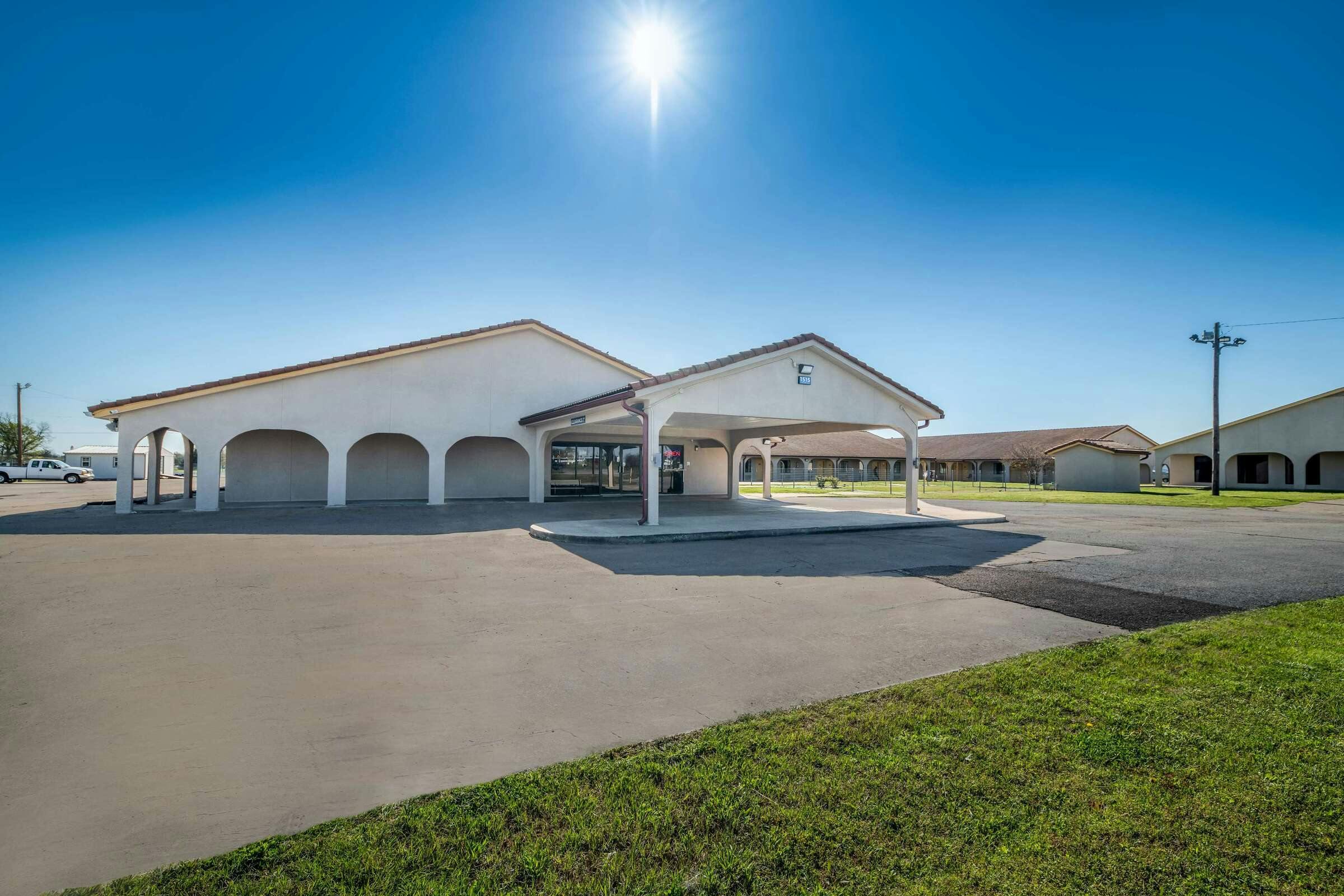 Hotel Americas Best Value Inn Bonham photo 1