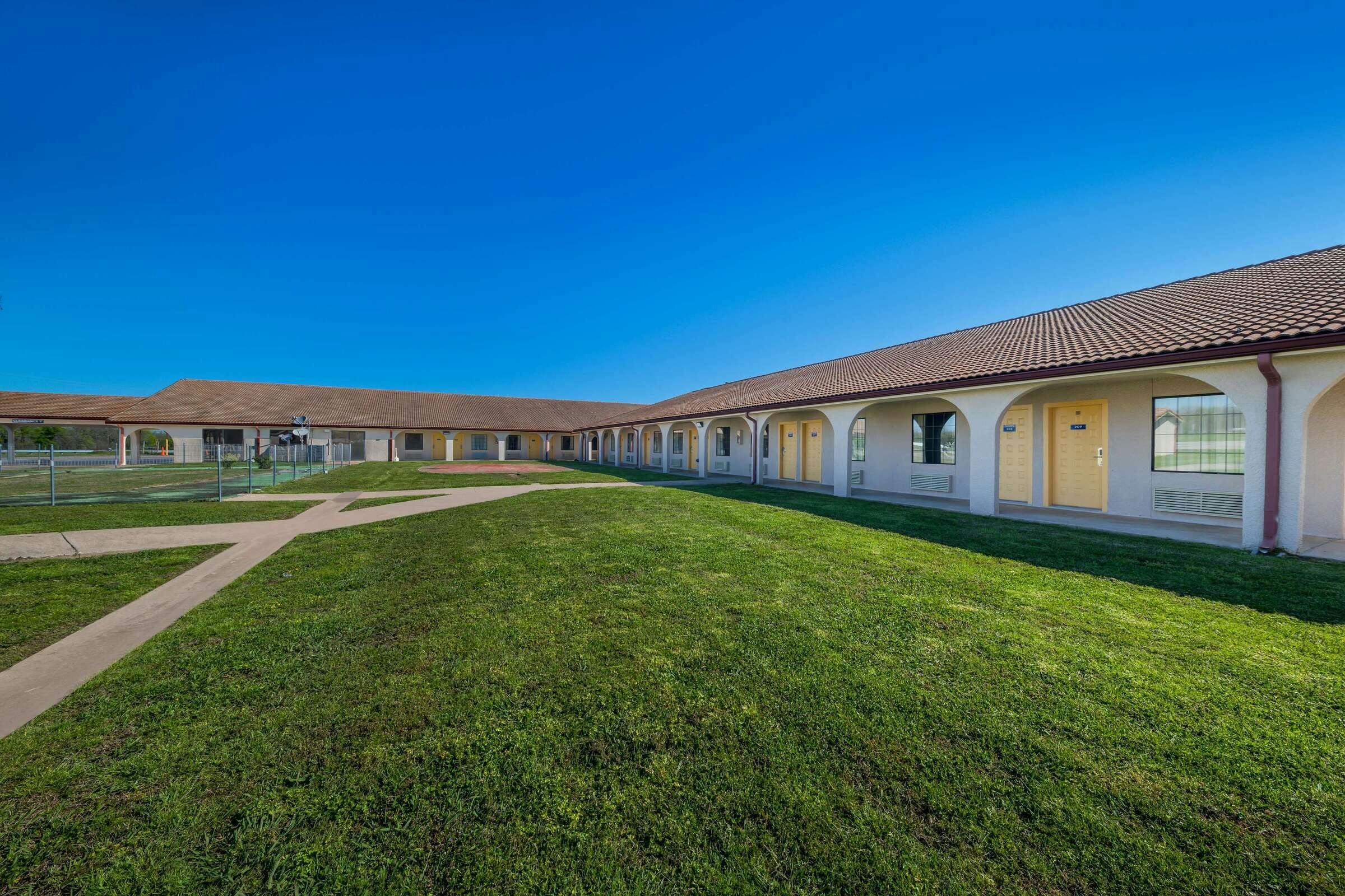 Hotel Americas Best Value Inn Bonham photo 5