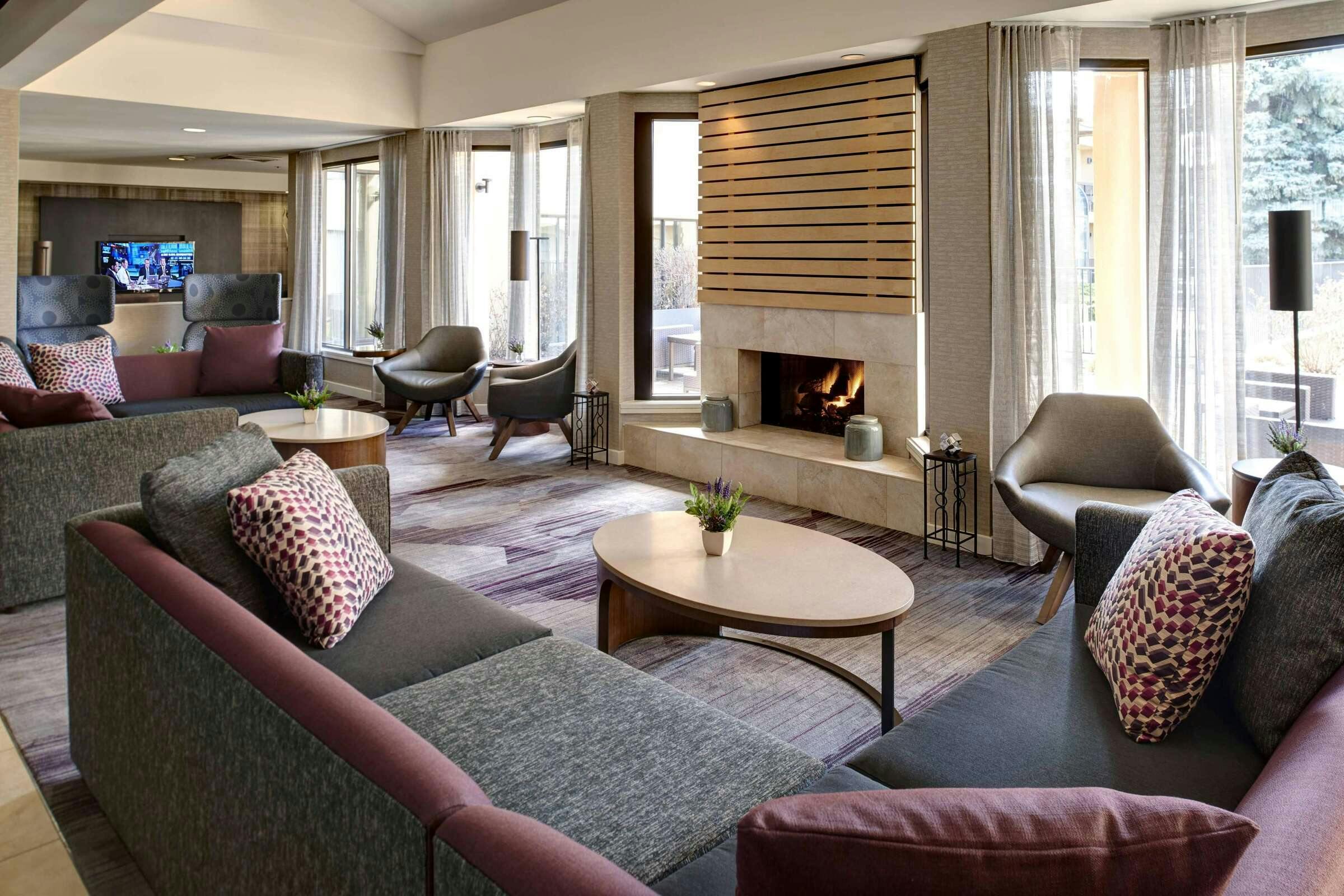 Hotel Sonesta Select Milwaukee Brookfield photo 1