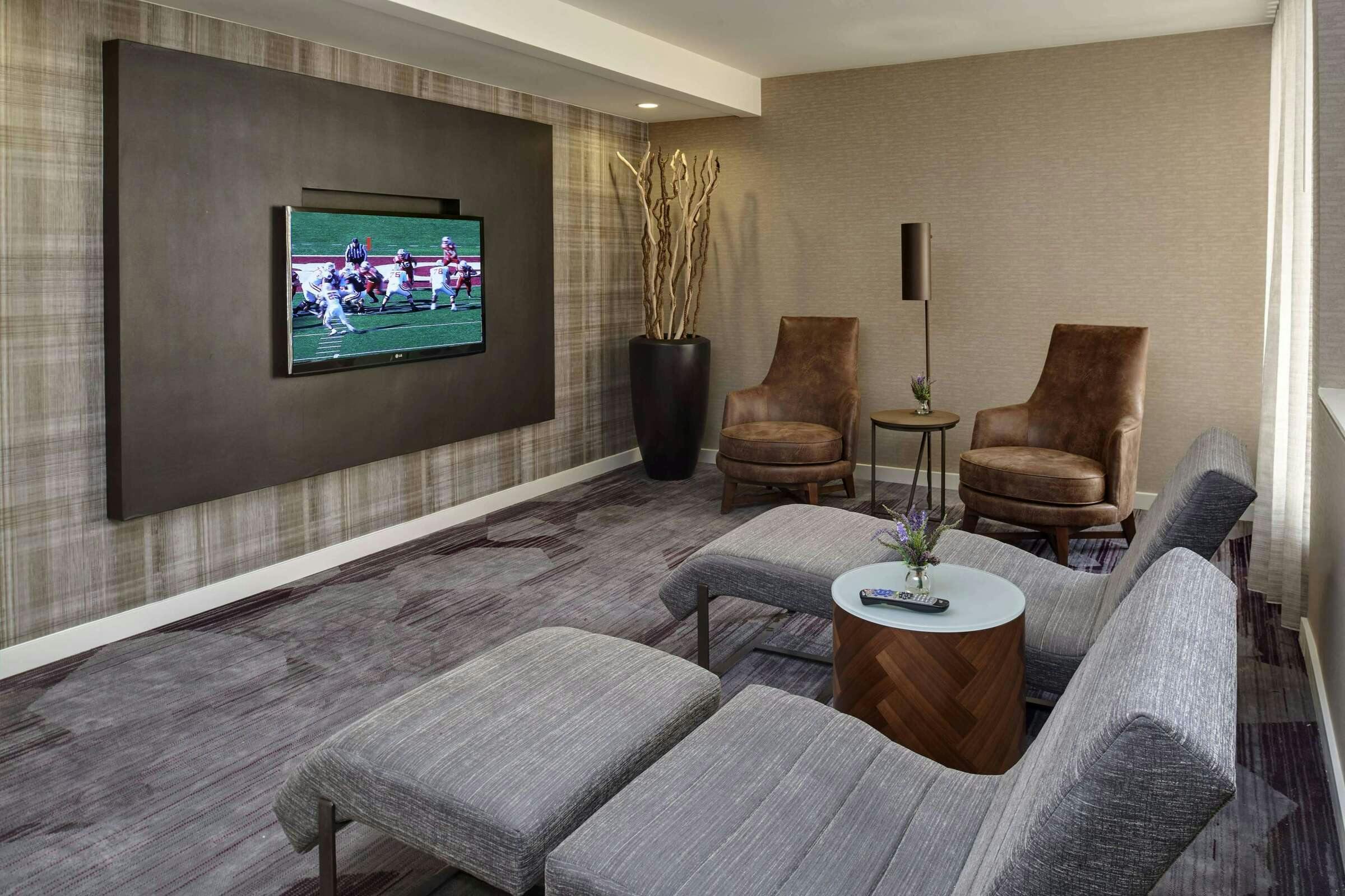 Hotel Sonesta Select Milwaukee Brookfield photo 2