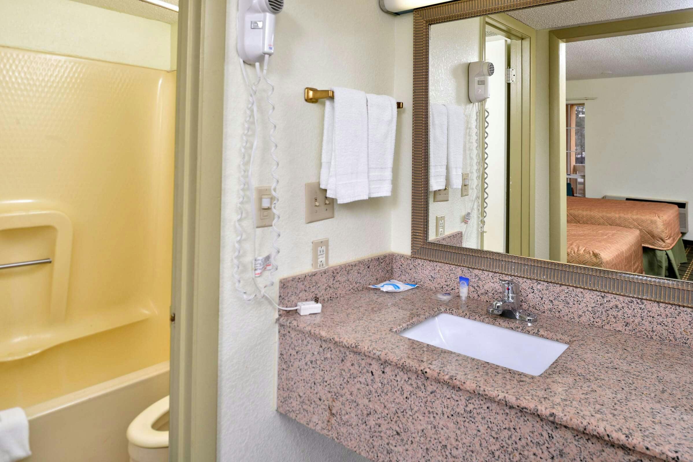 Hotel Americas Best Value Inn Anderson, SC photo 4