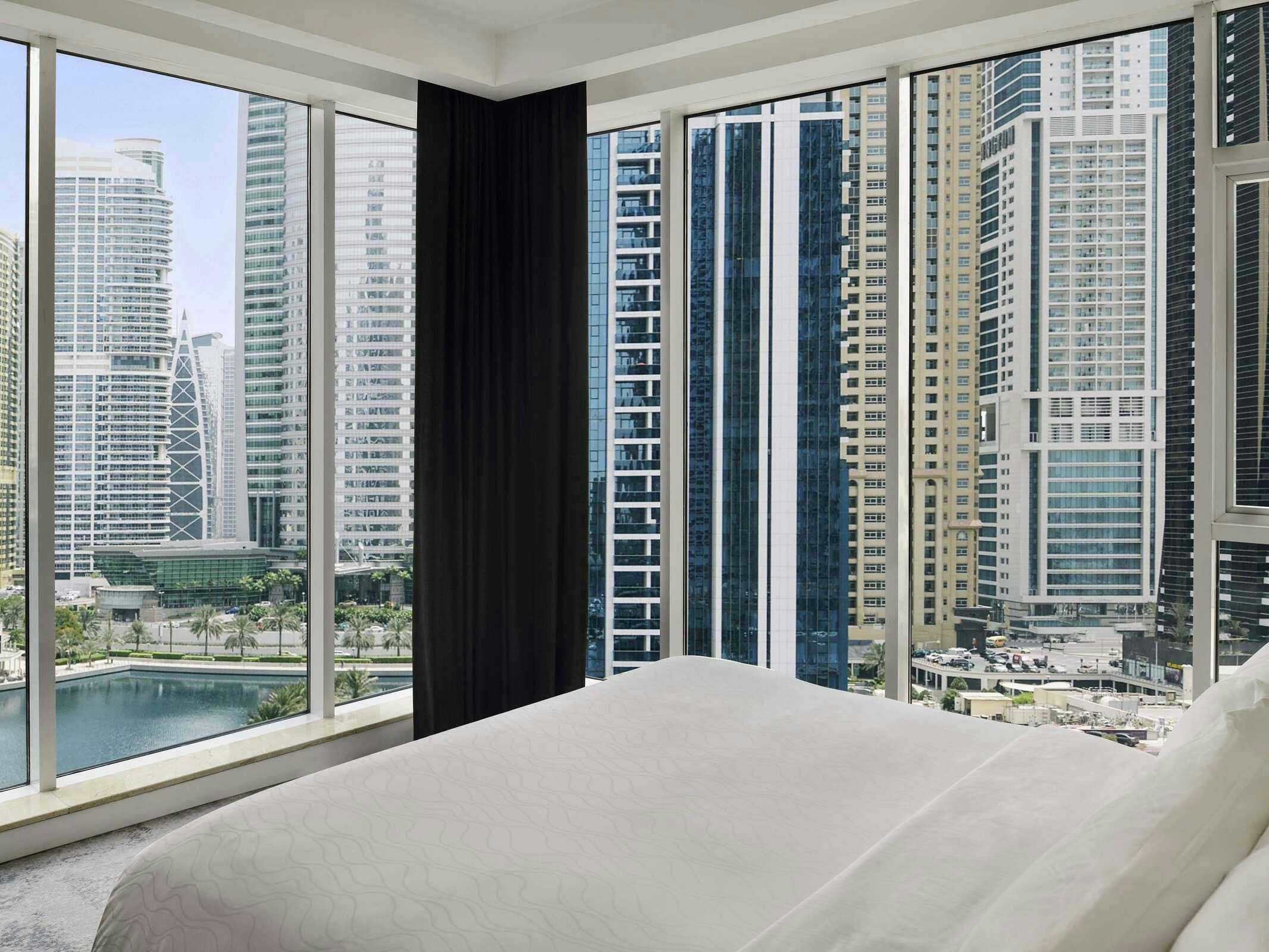 Hotel MOVENPICK JUMEIRAH LAKES TOWER photo 2