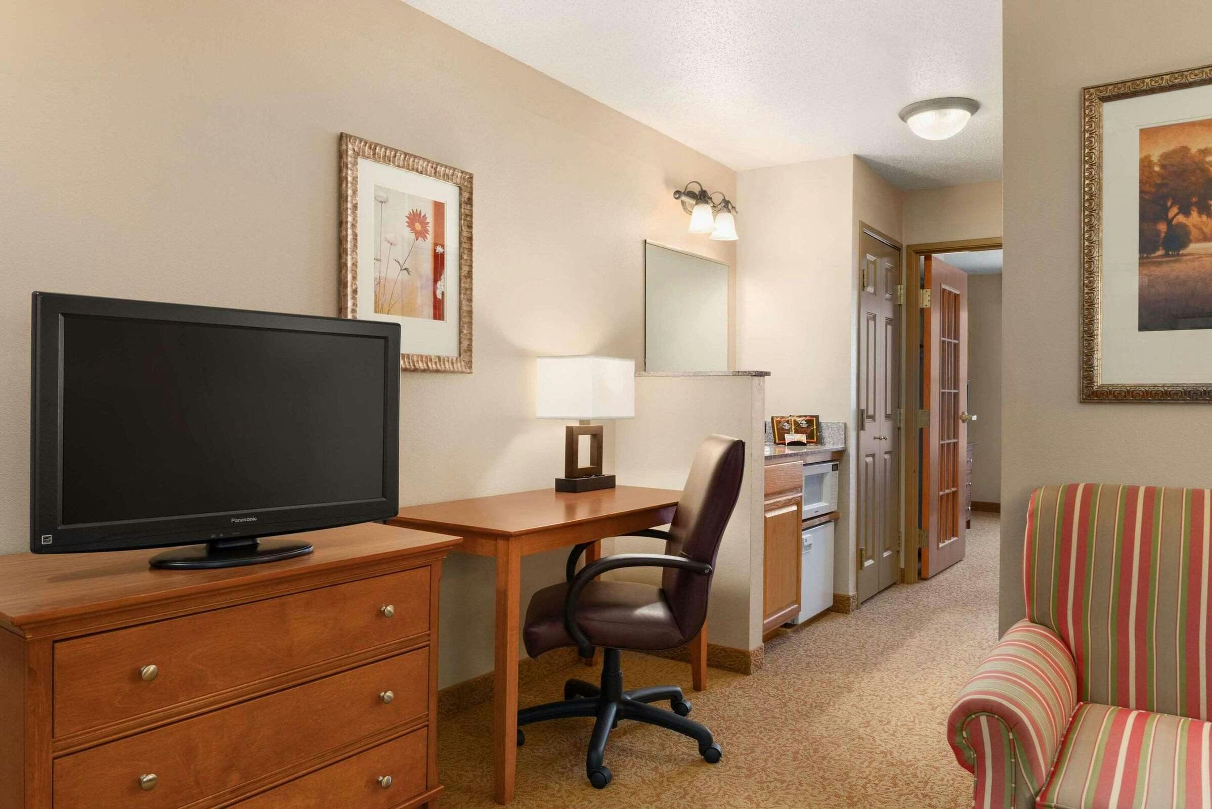 Hotel Country Inn & Suites by Radisson, Sycamore, IL photo 3