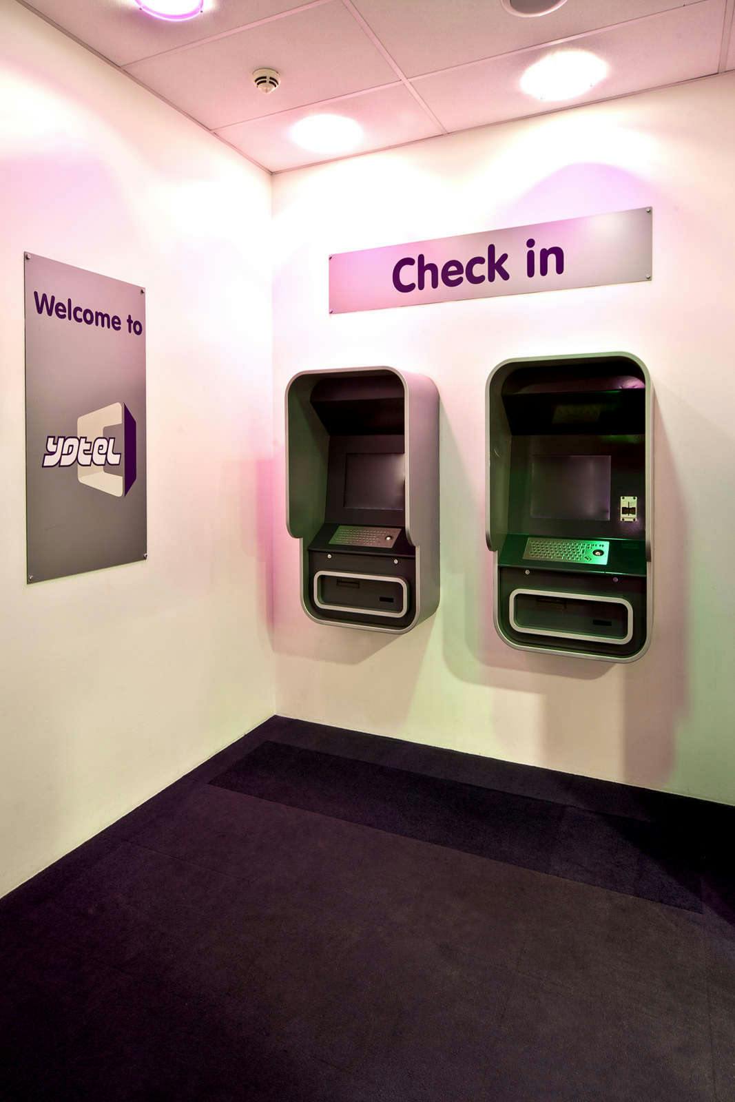 Hotel YOTEL London Heathrow photo 2