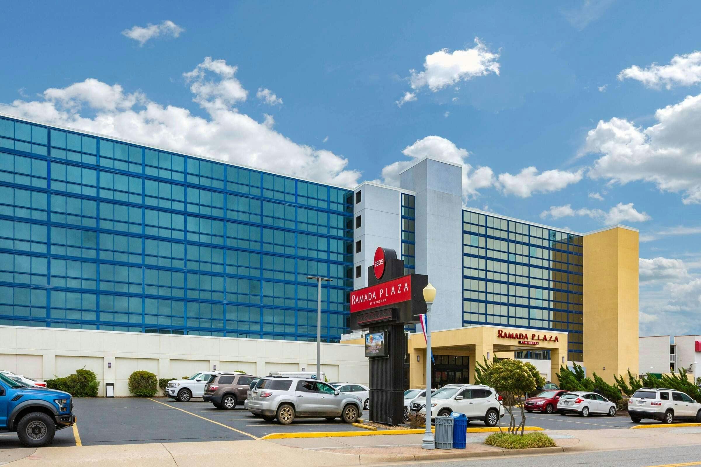 Hotel Ramada Plaza by Wyndham Virginia Beach photo 2