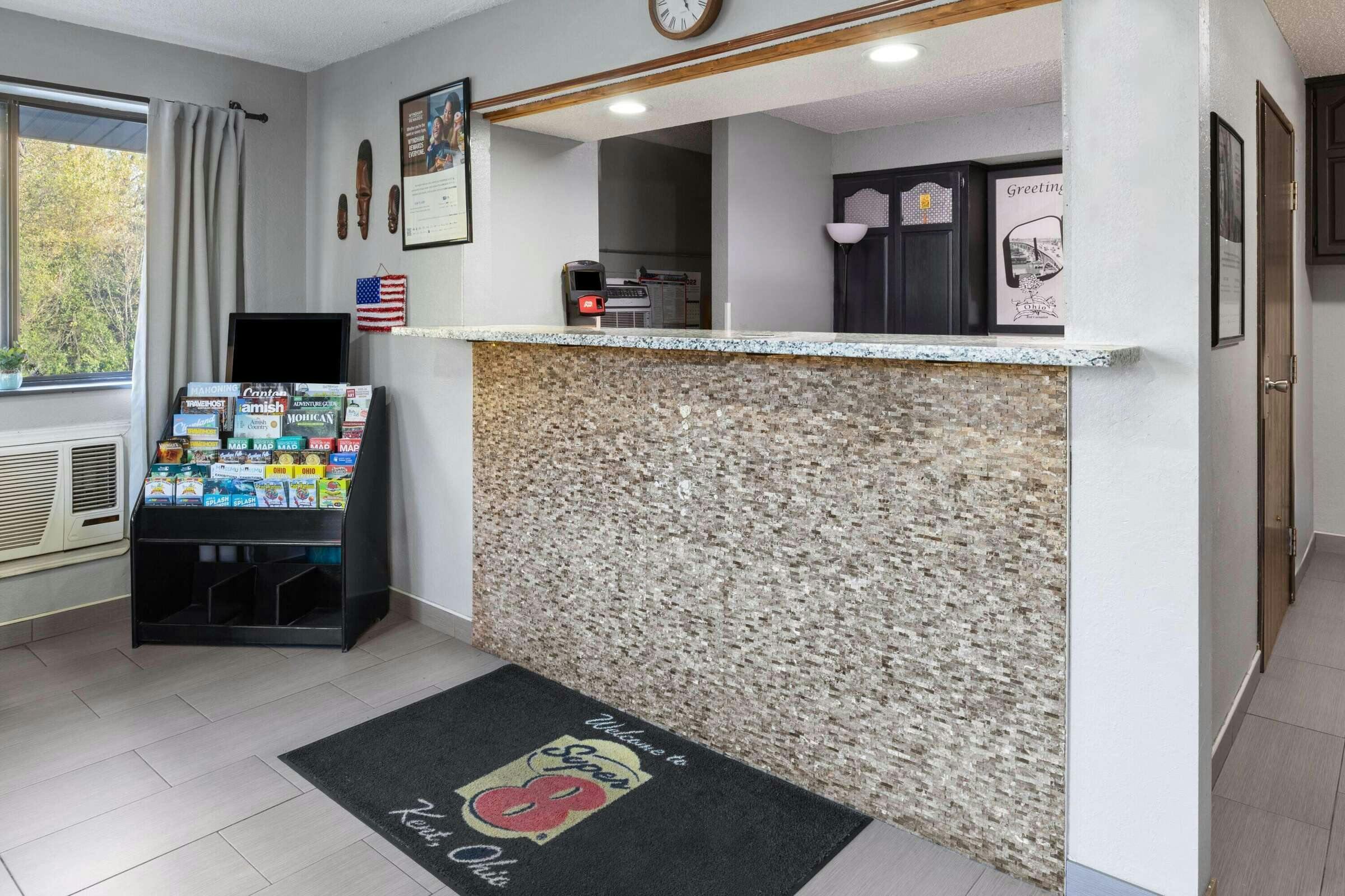 Hotel Super 8 by Wyndham Kent/Akron Area photo 1