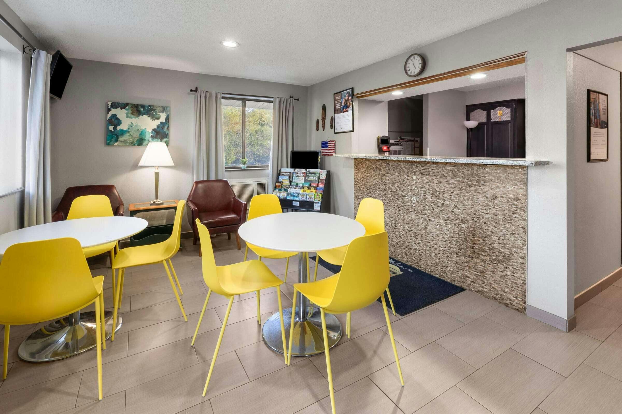 Hotel Super 8 by Wyndham Kent/Akron Area photo 2