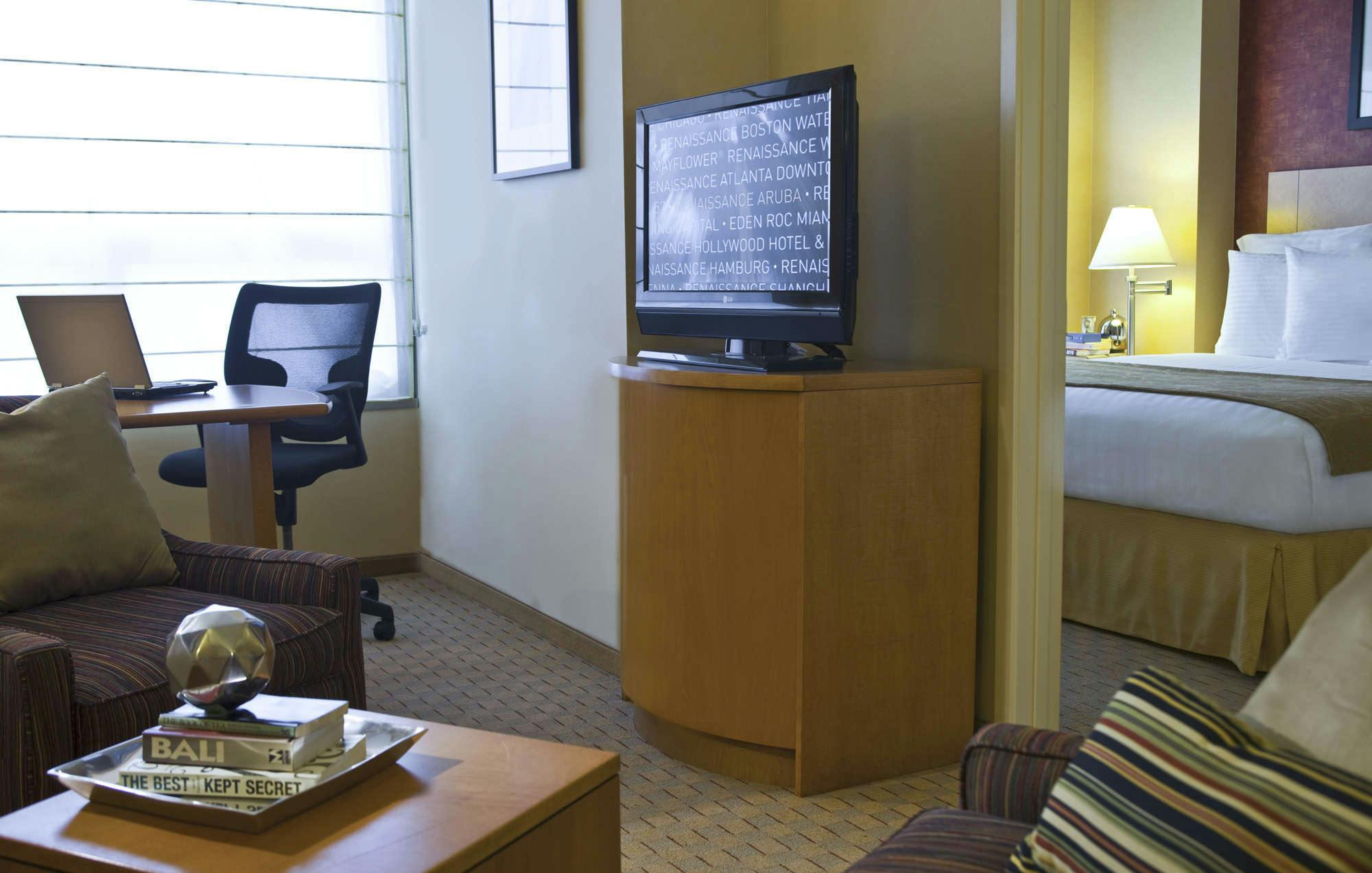 Hotel Renaissance Chicago O'Hare Suites Hotel photo 4