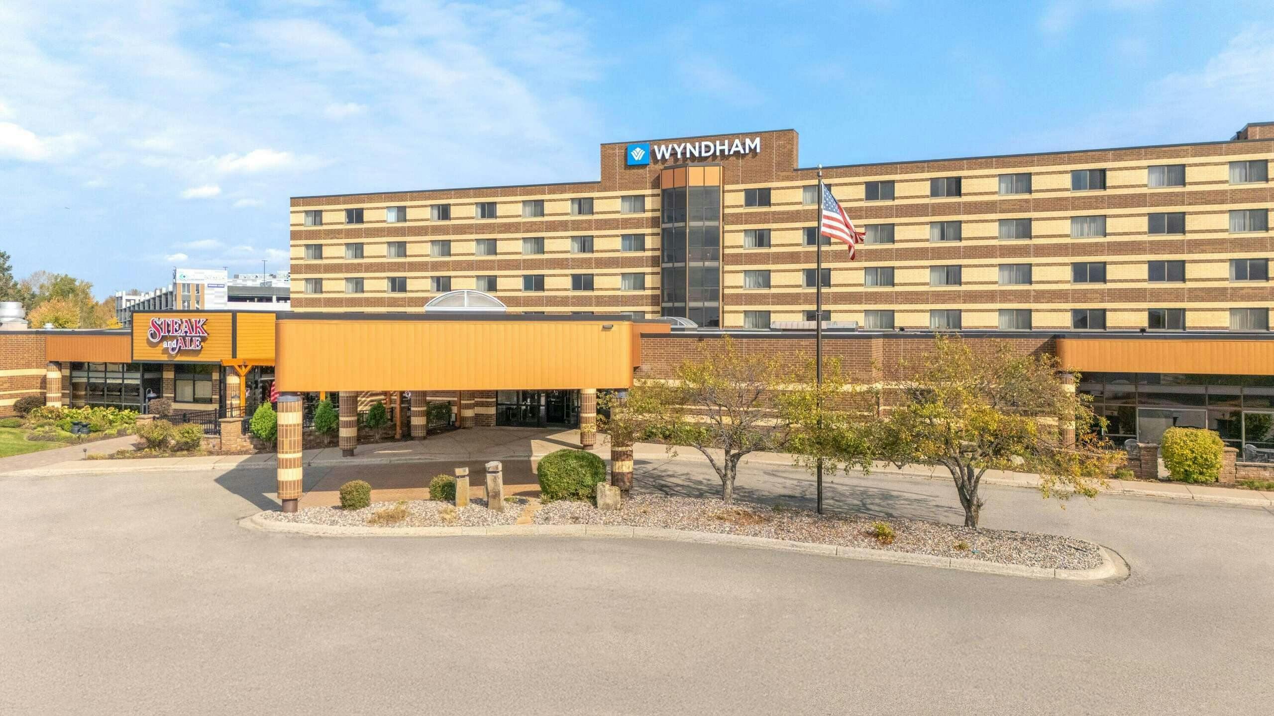 Hotel Wyndham Burnsville Minneapolis photo 1