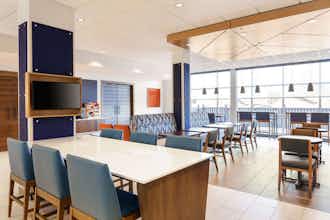 Hotel Holiday Inn Express & Suites Chicago West Oak Park By Ihg photo 3